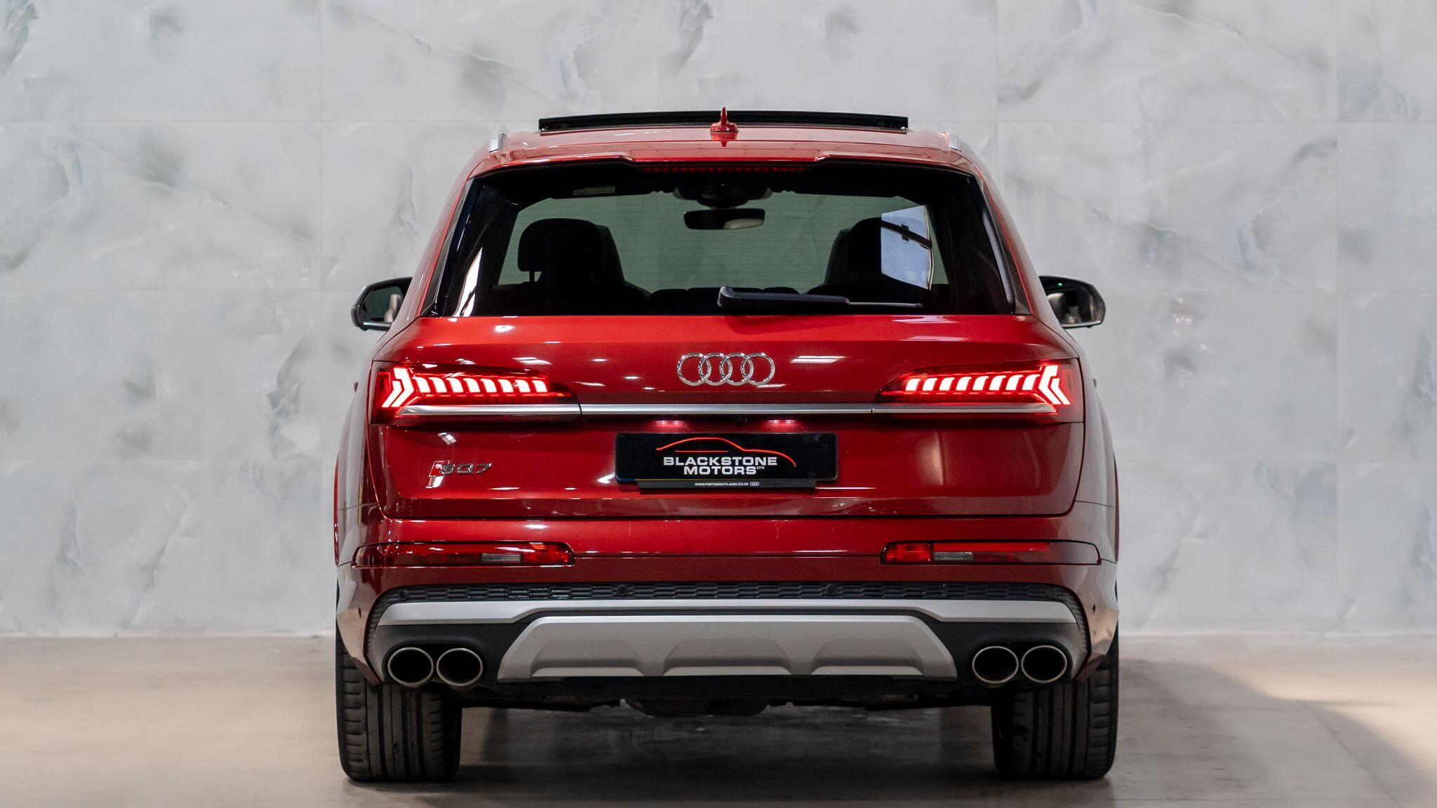 Audi SQ7 view 7