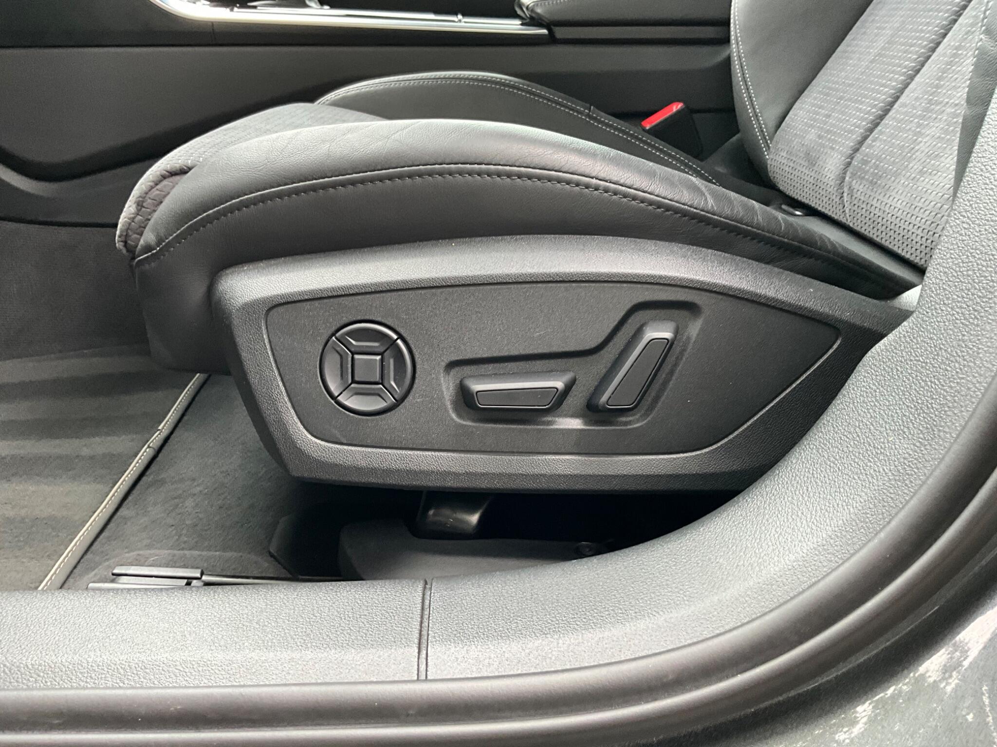 Audi A6 Avant view 12
