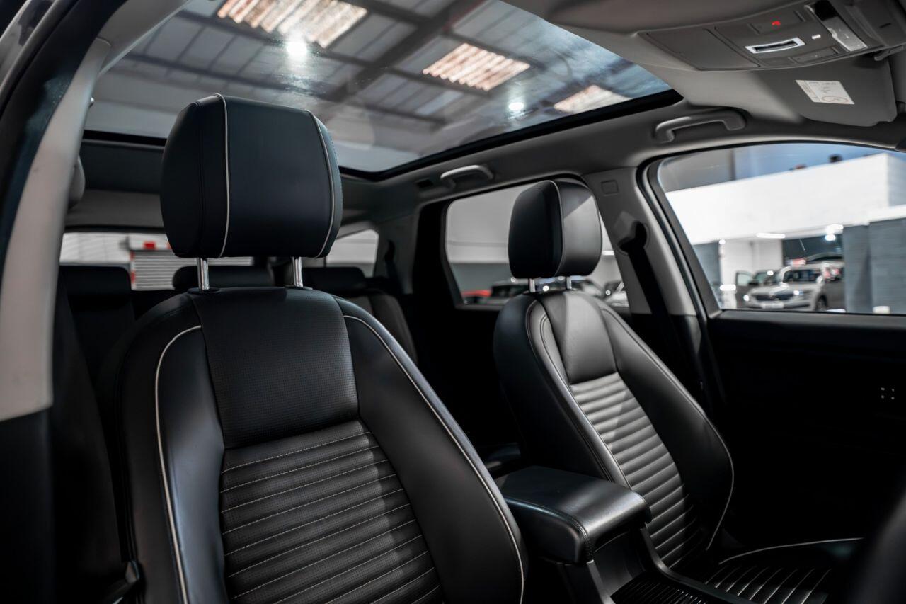 Land Rover Discovery Sport view 11