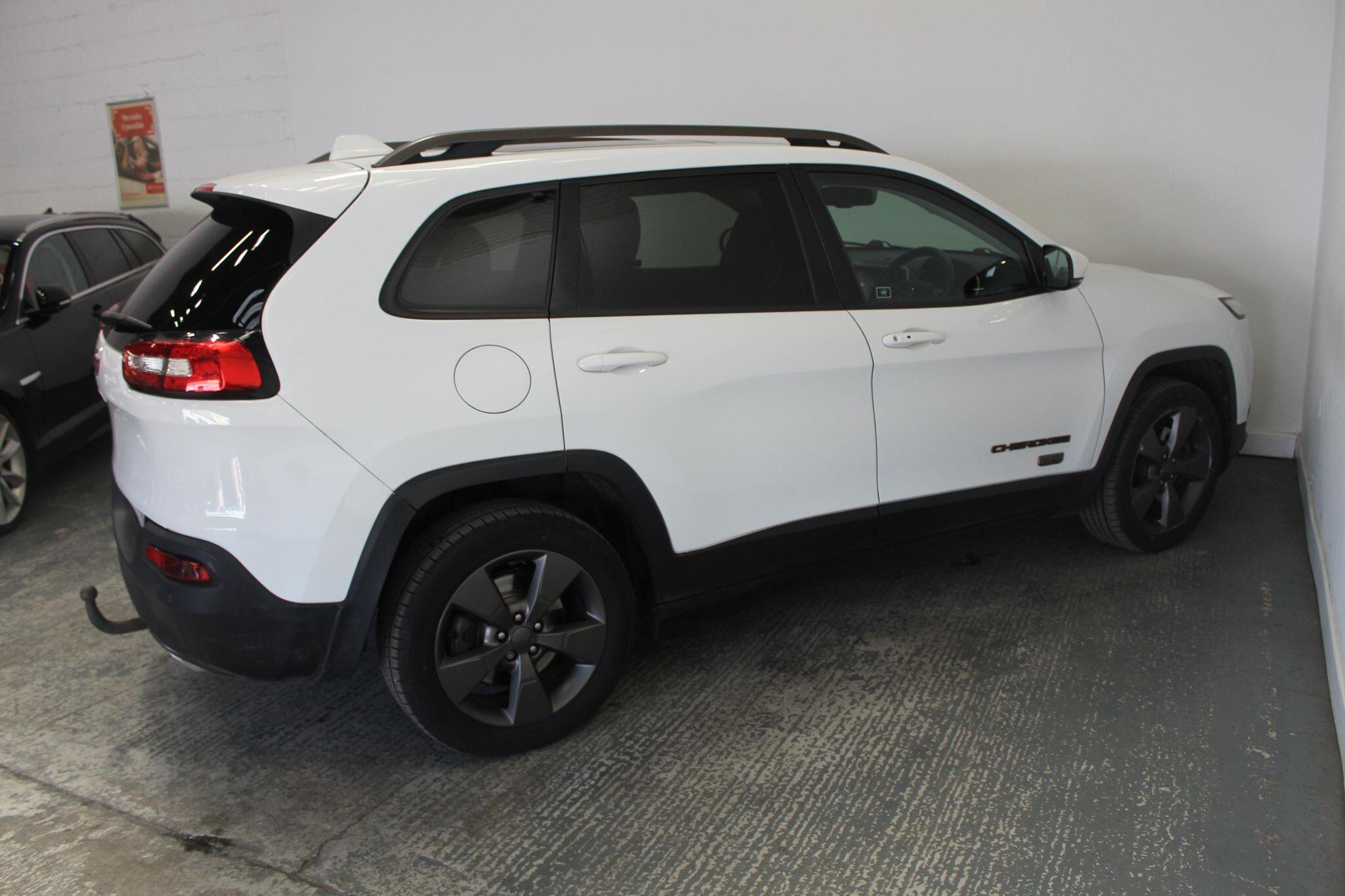 Jeep Cherokee view 11