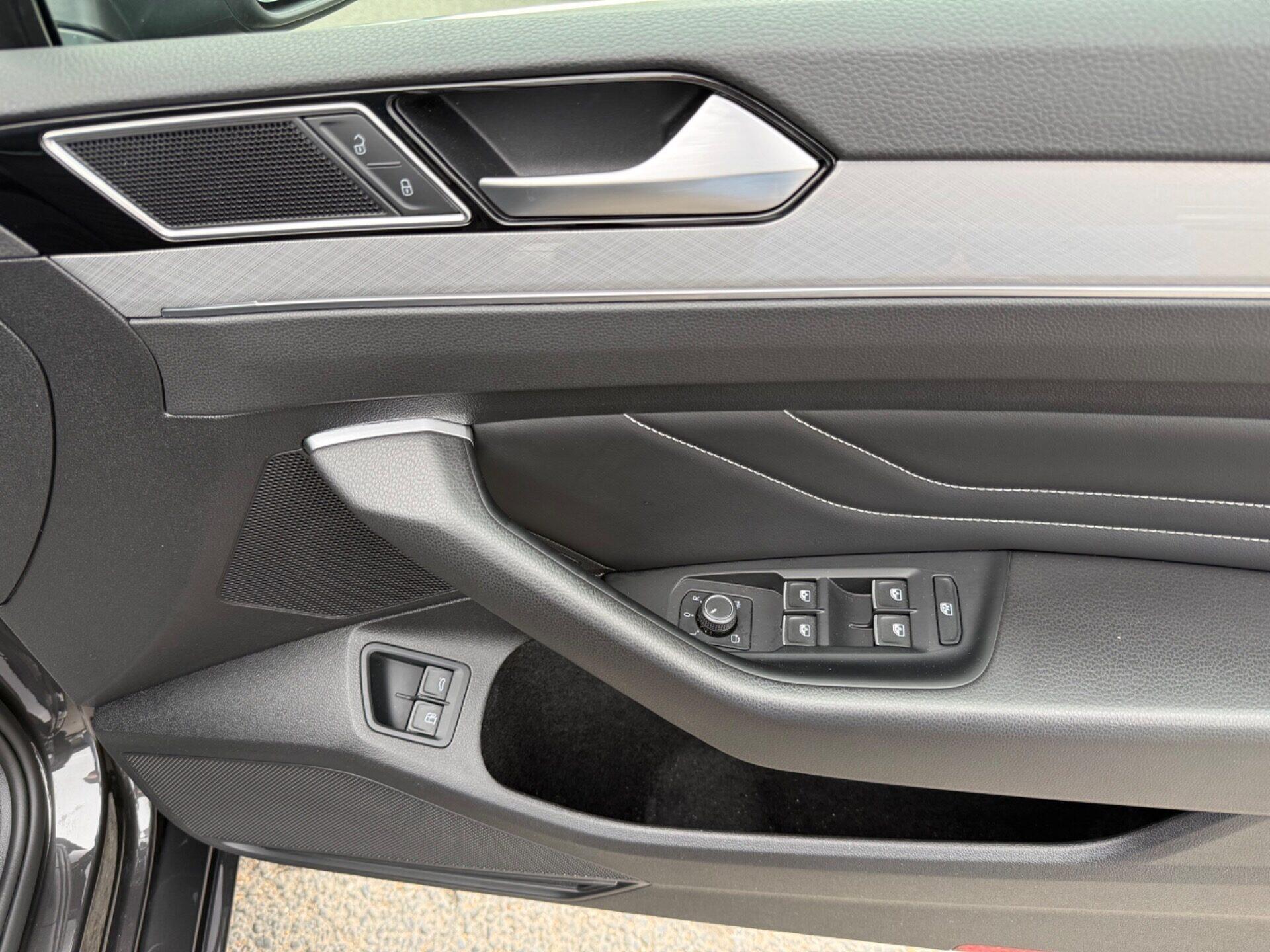 Volkswagen Passat view 28