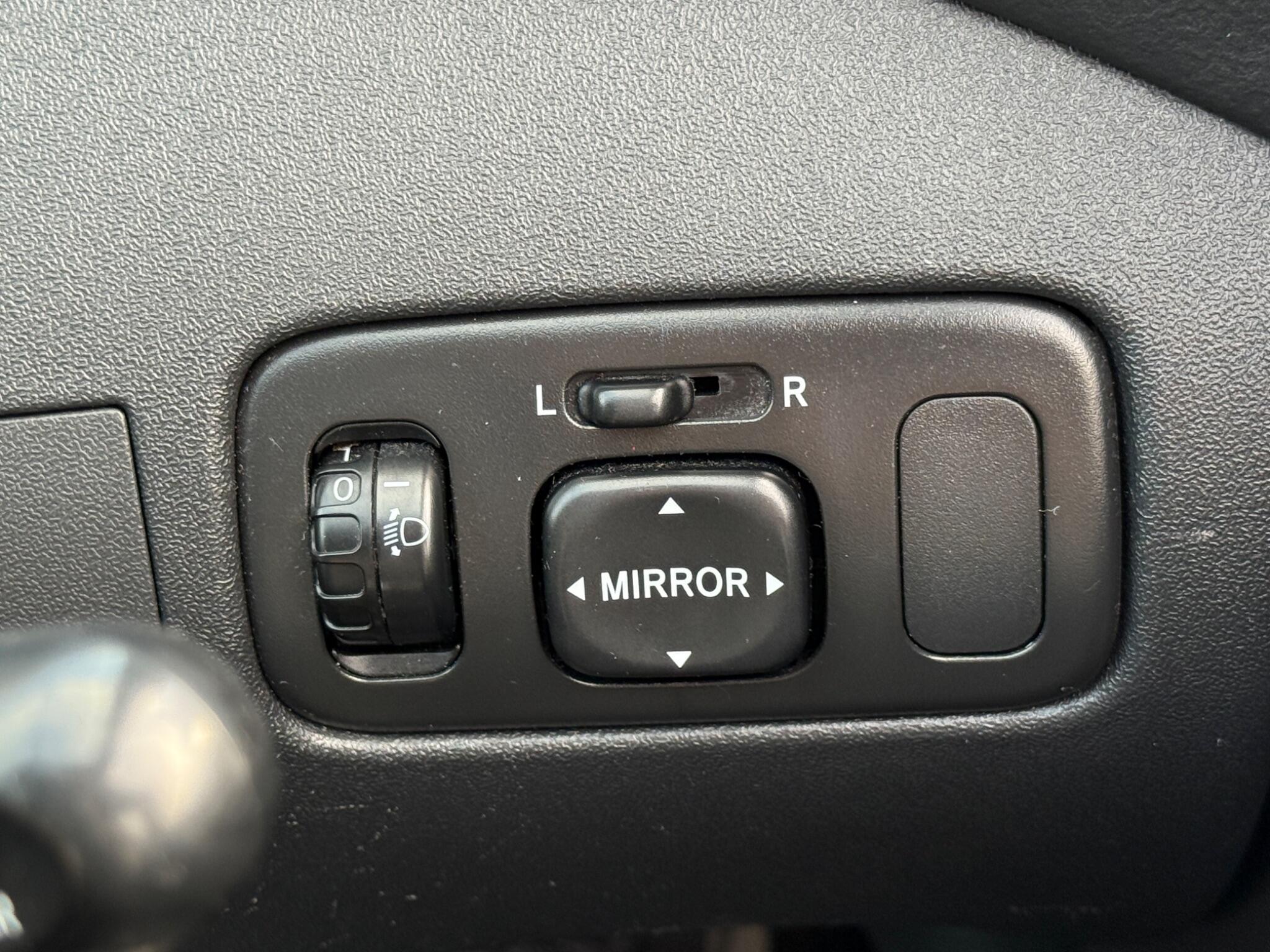 Toyota Yaris Verso - Image 48