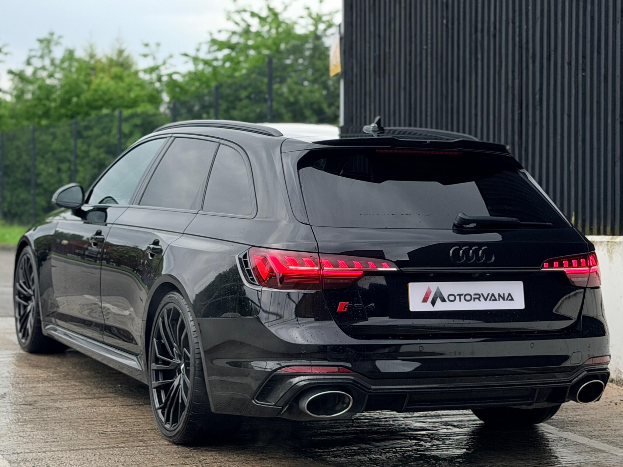 Audi RS4 view 10