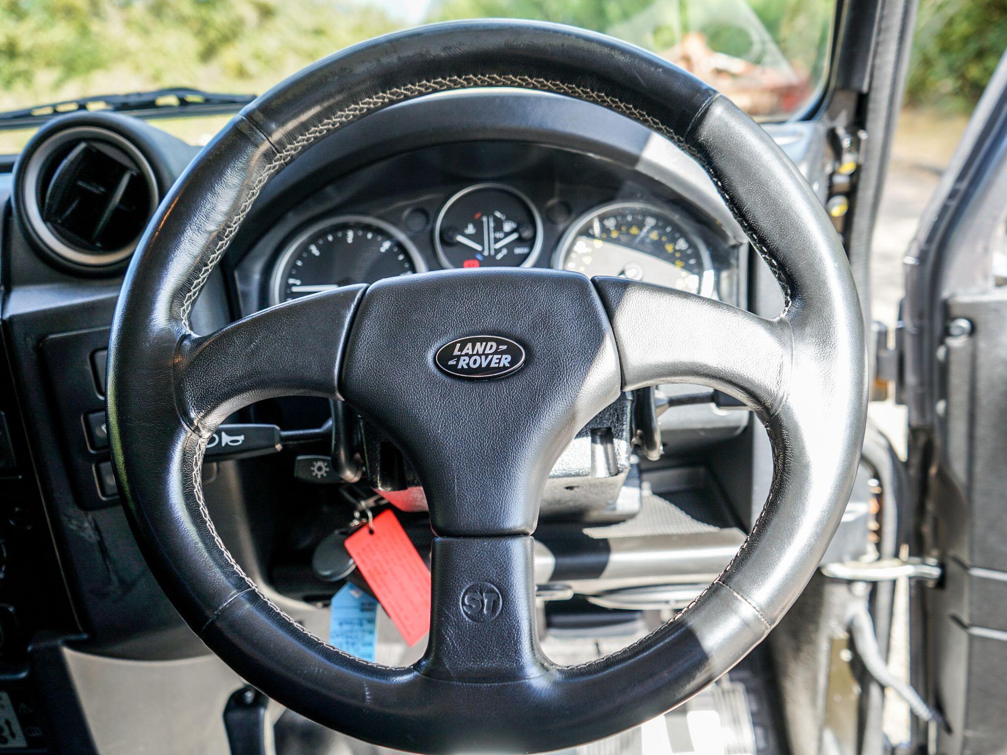 Land Rover Defender 110 view 7