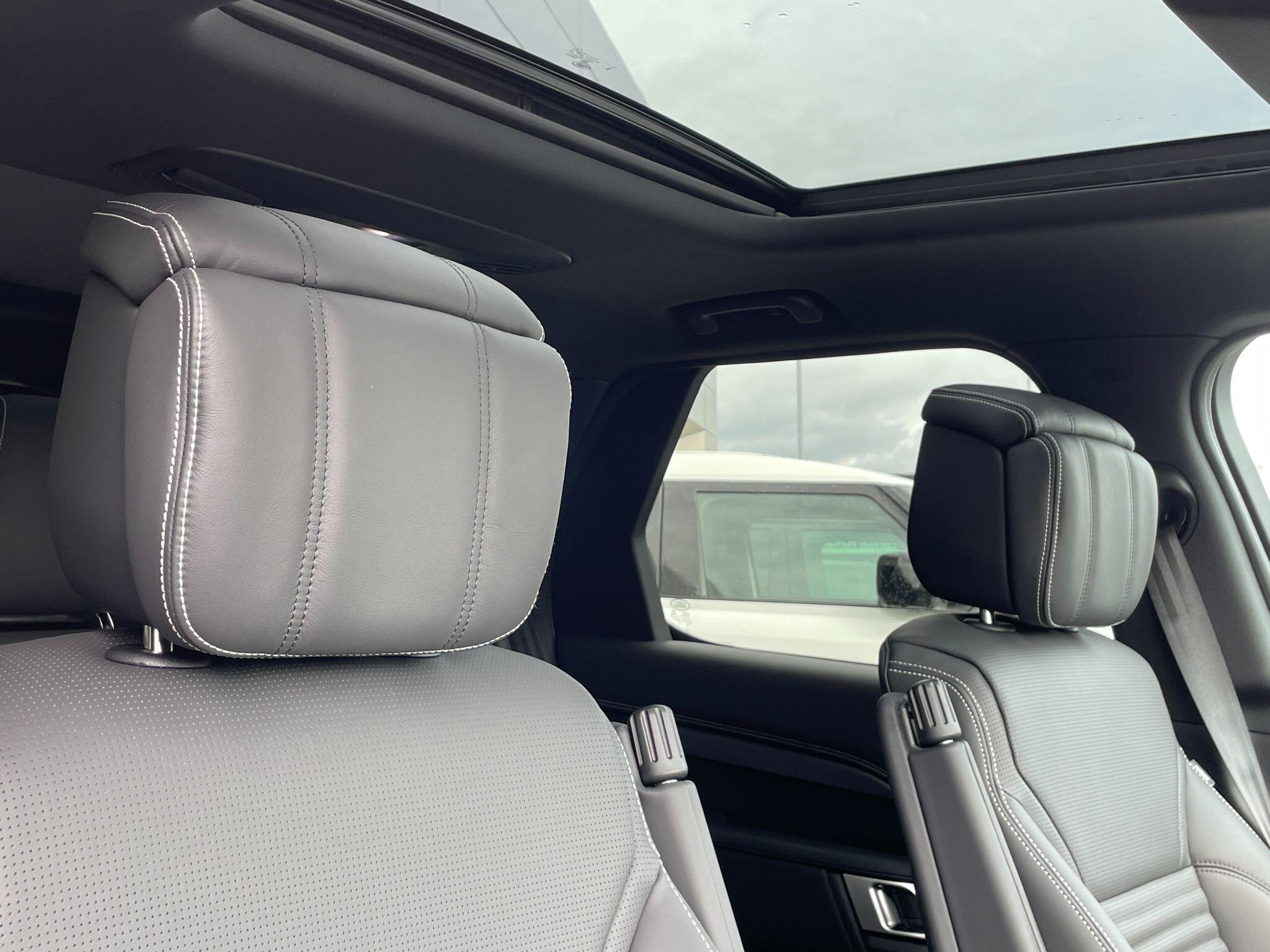 Land Rover Discovery view 12