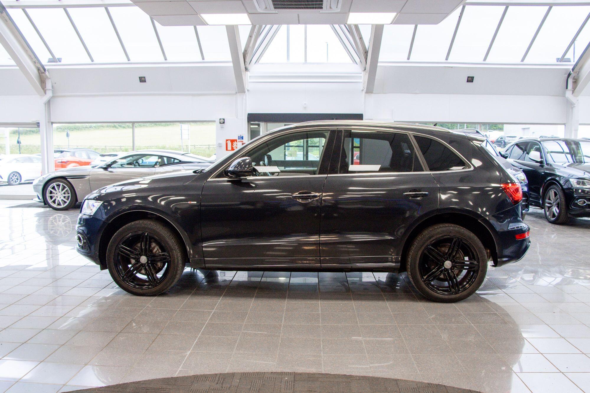 Audi Q5 view 18