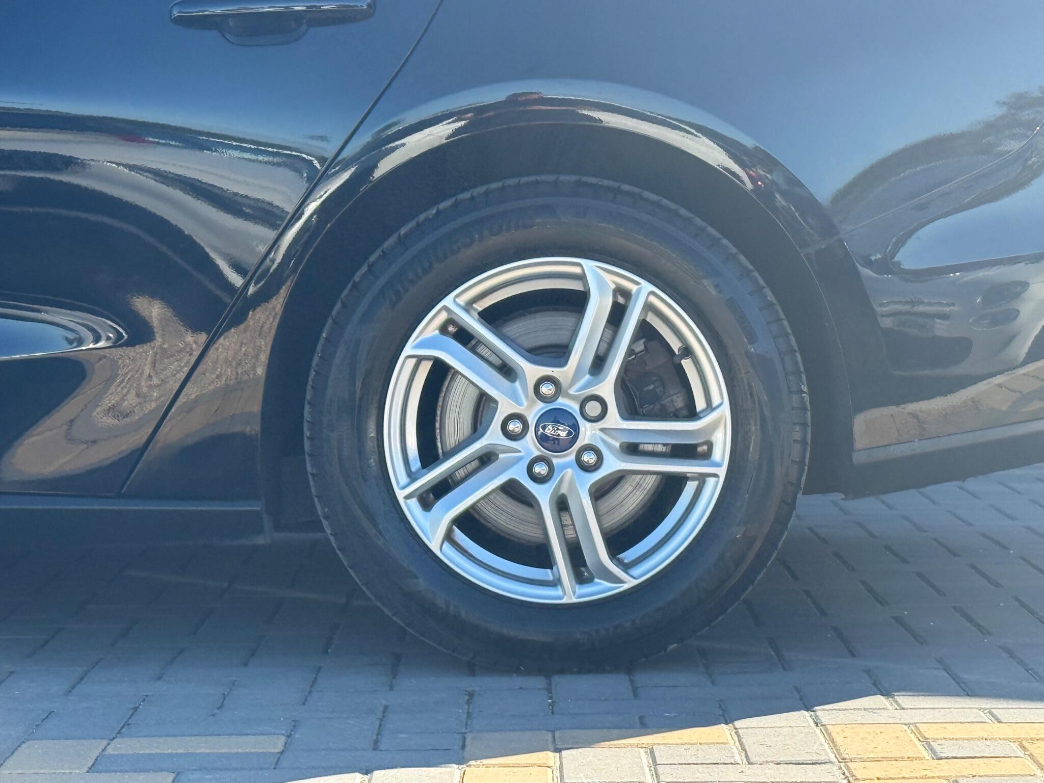 Ford Focus view 12