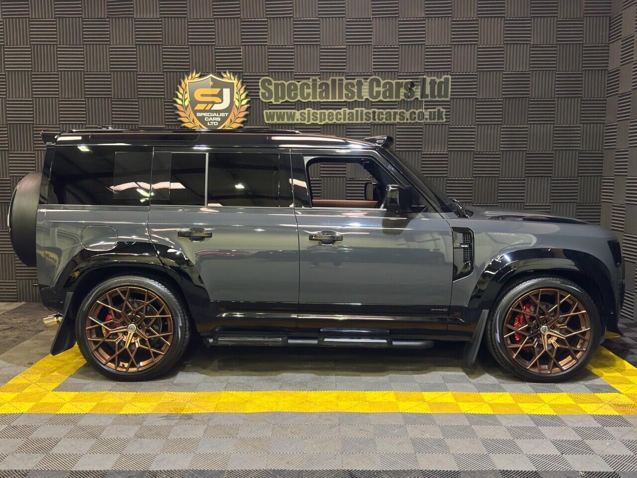 Land Rover Defender 110 view 13