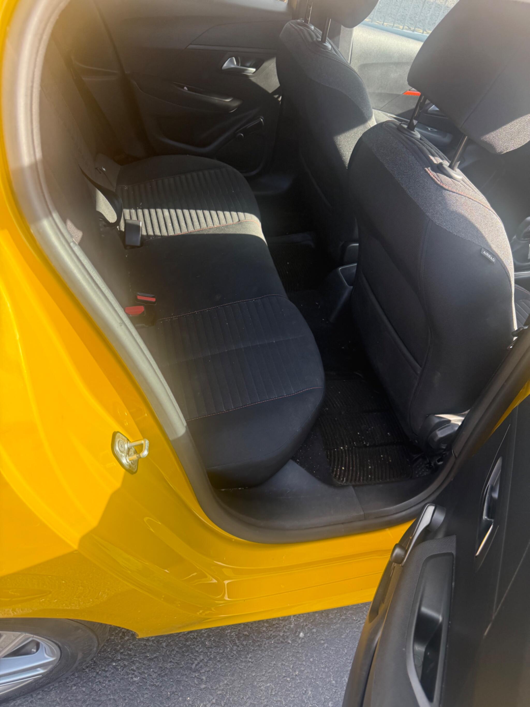 Peugeot 208 view 9