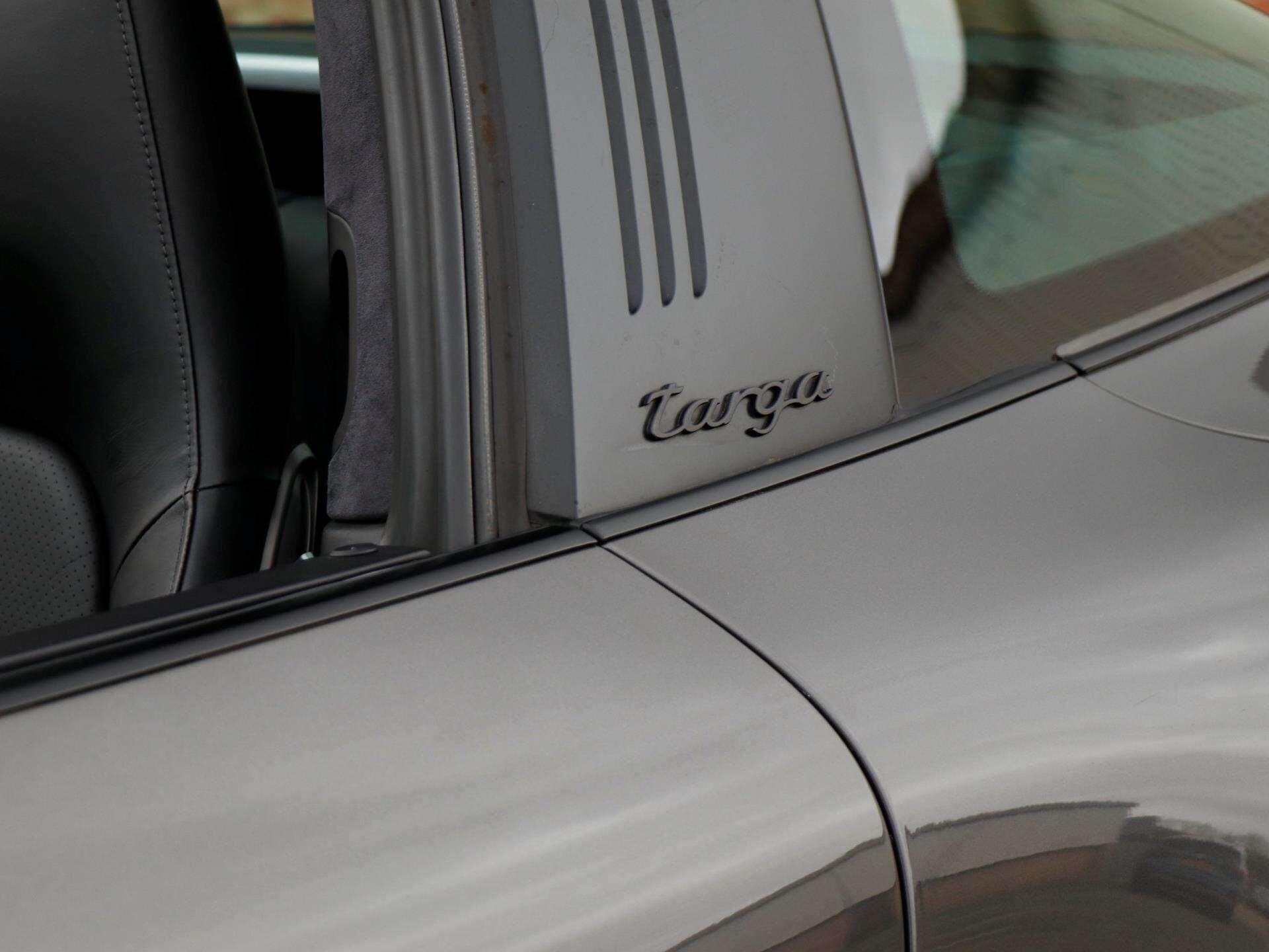 Porsche 911 view 32