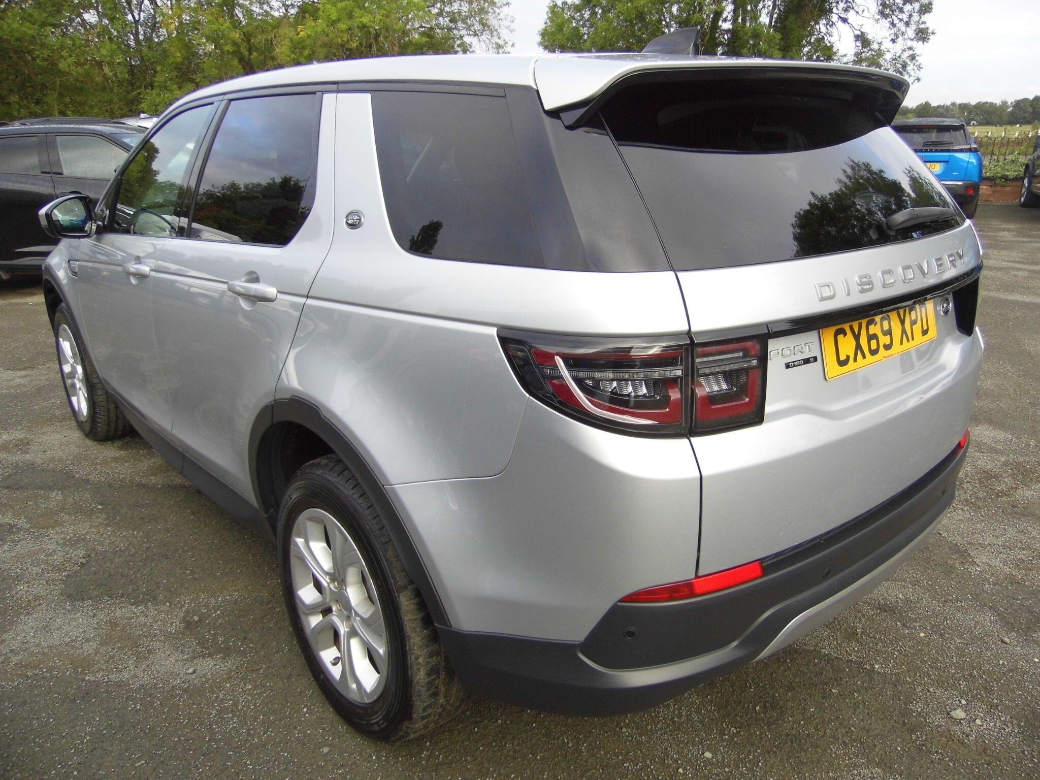 Land Rover Discovery Sport view 4