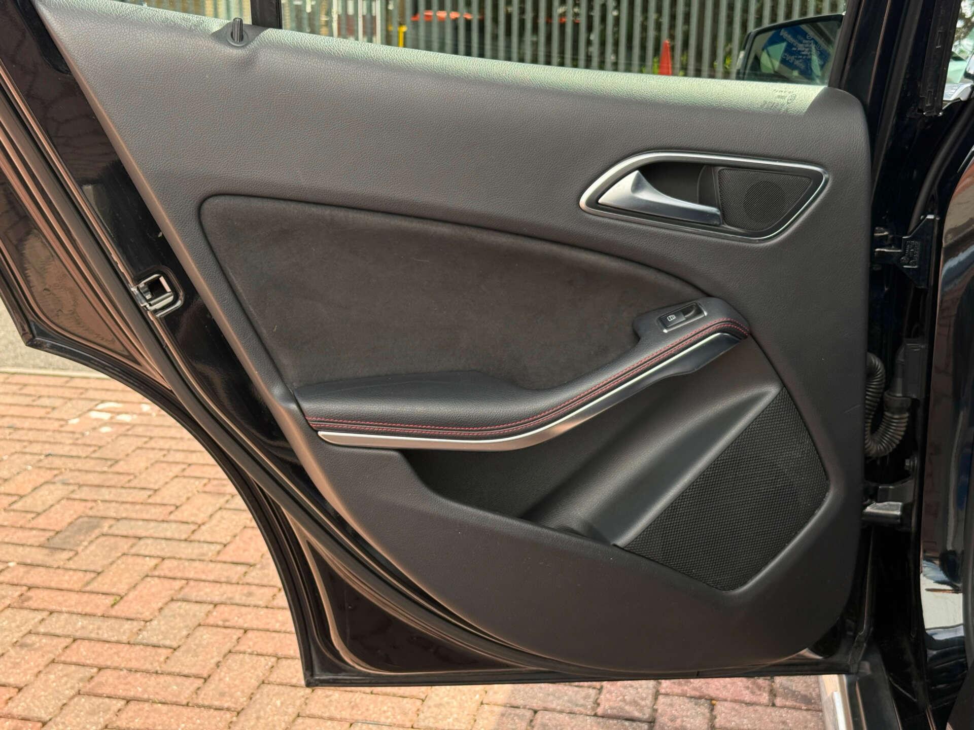 Mercedes-Benz Gla view 39