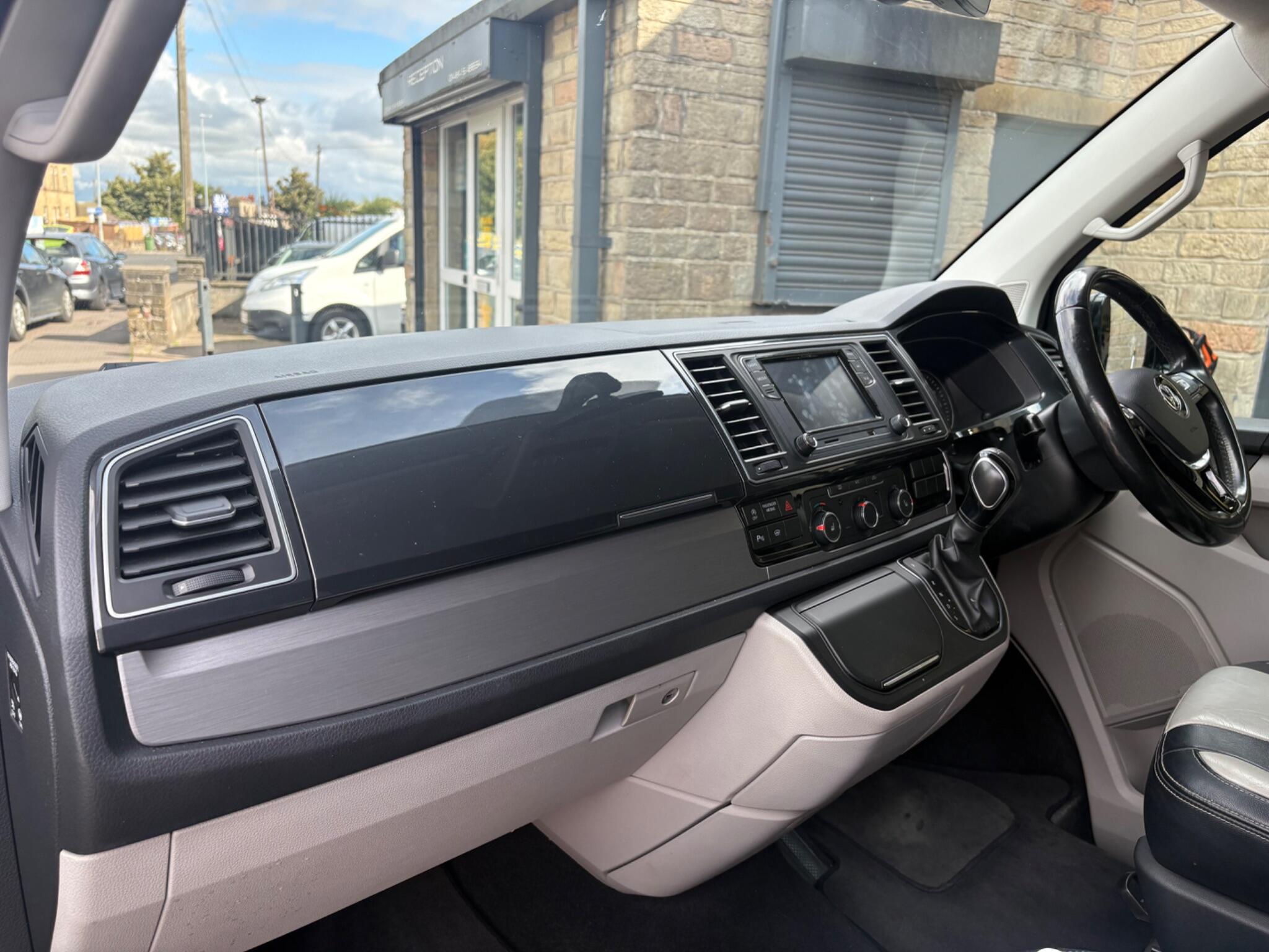Volkswagen Transporter view 19