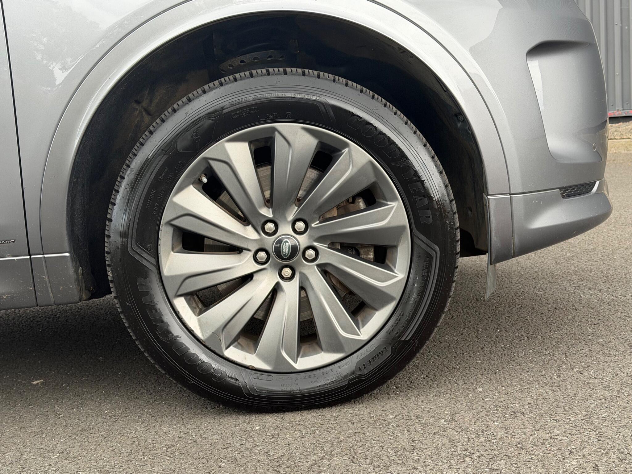 Land Rover Discovery Sport view 34