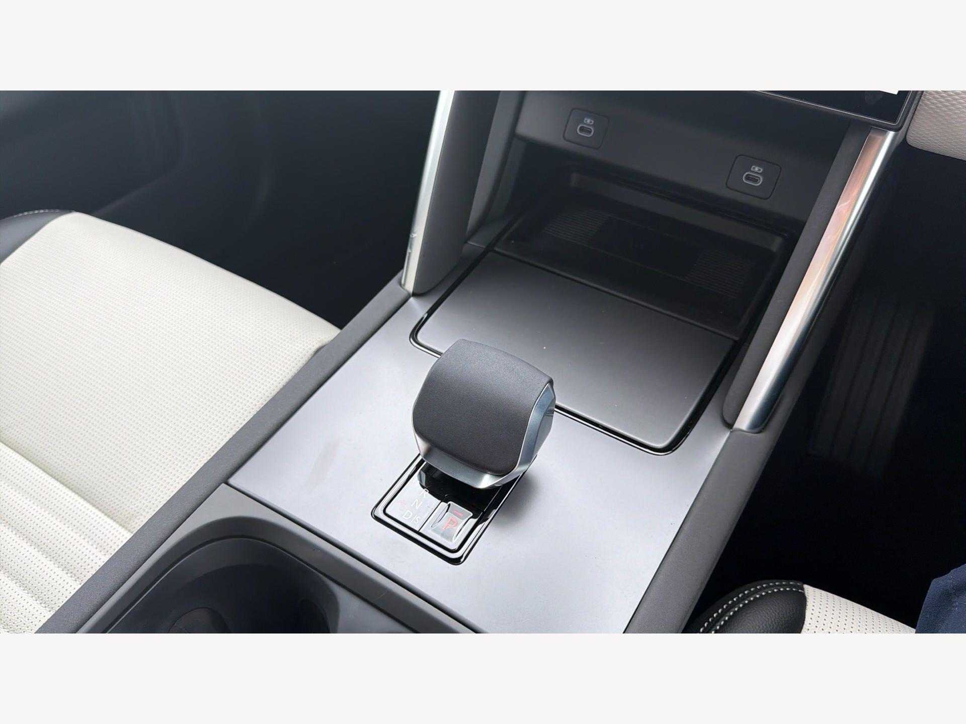 Land Rover Discovery Sport view 16
