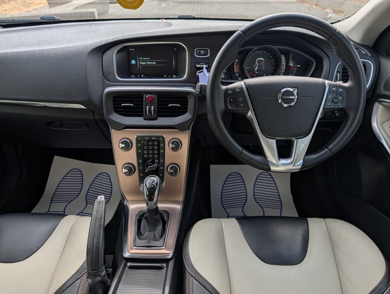 Volvo V40 Cross Country view 25