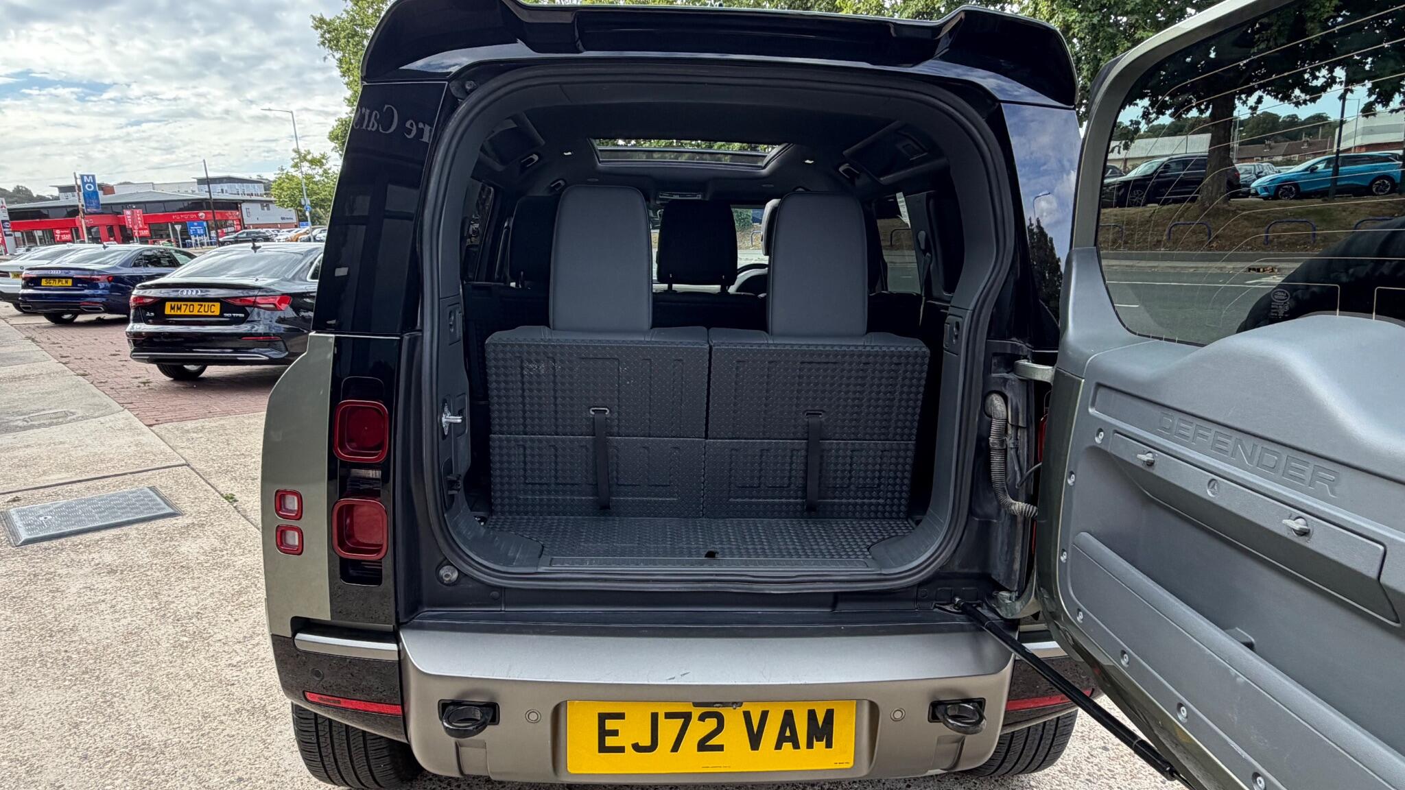 Land Rover Defender 110 view 38