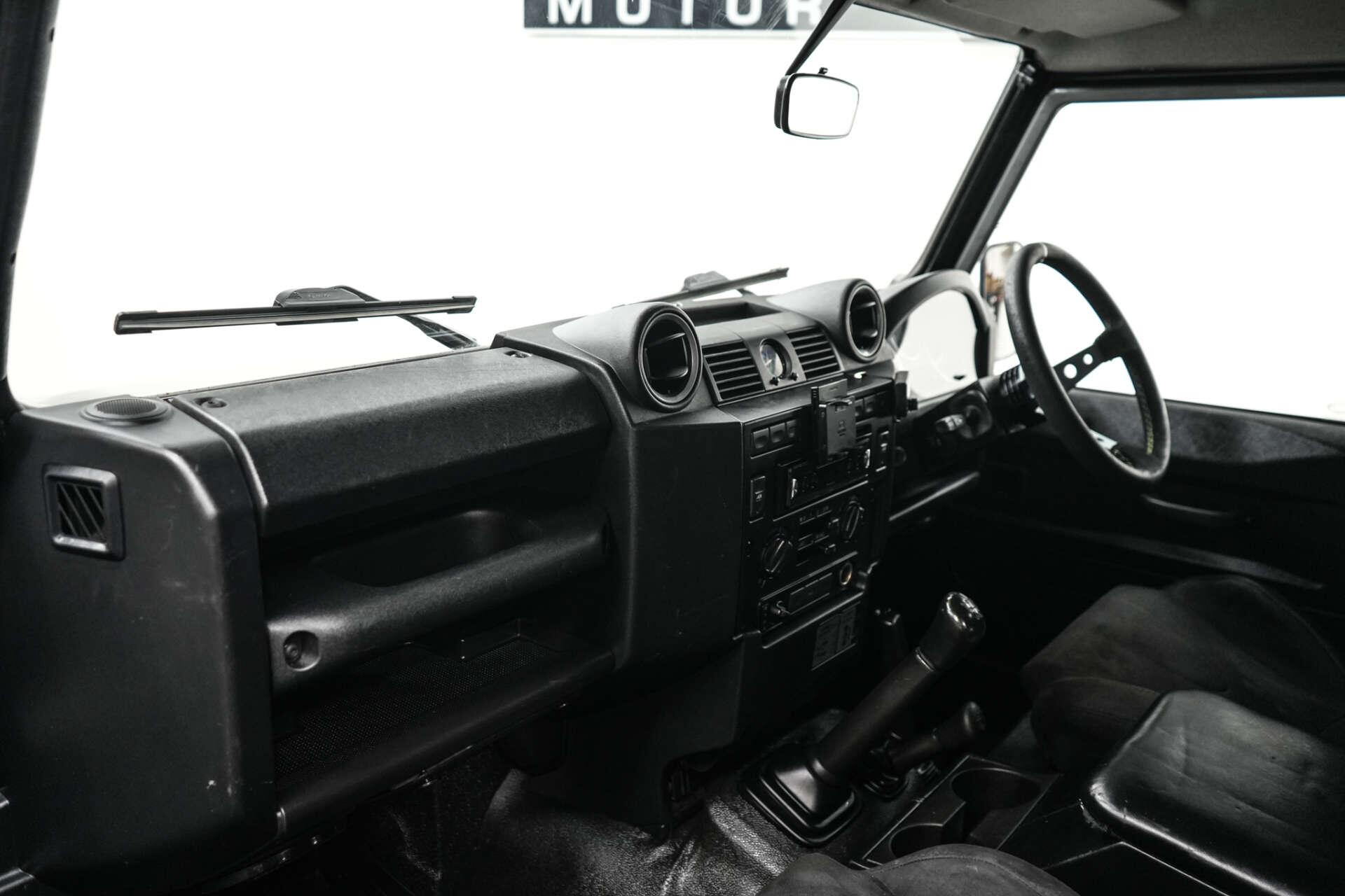 Land Rover Defender 90 view 14