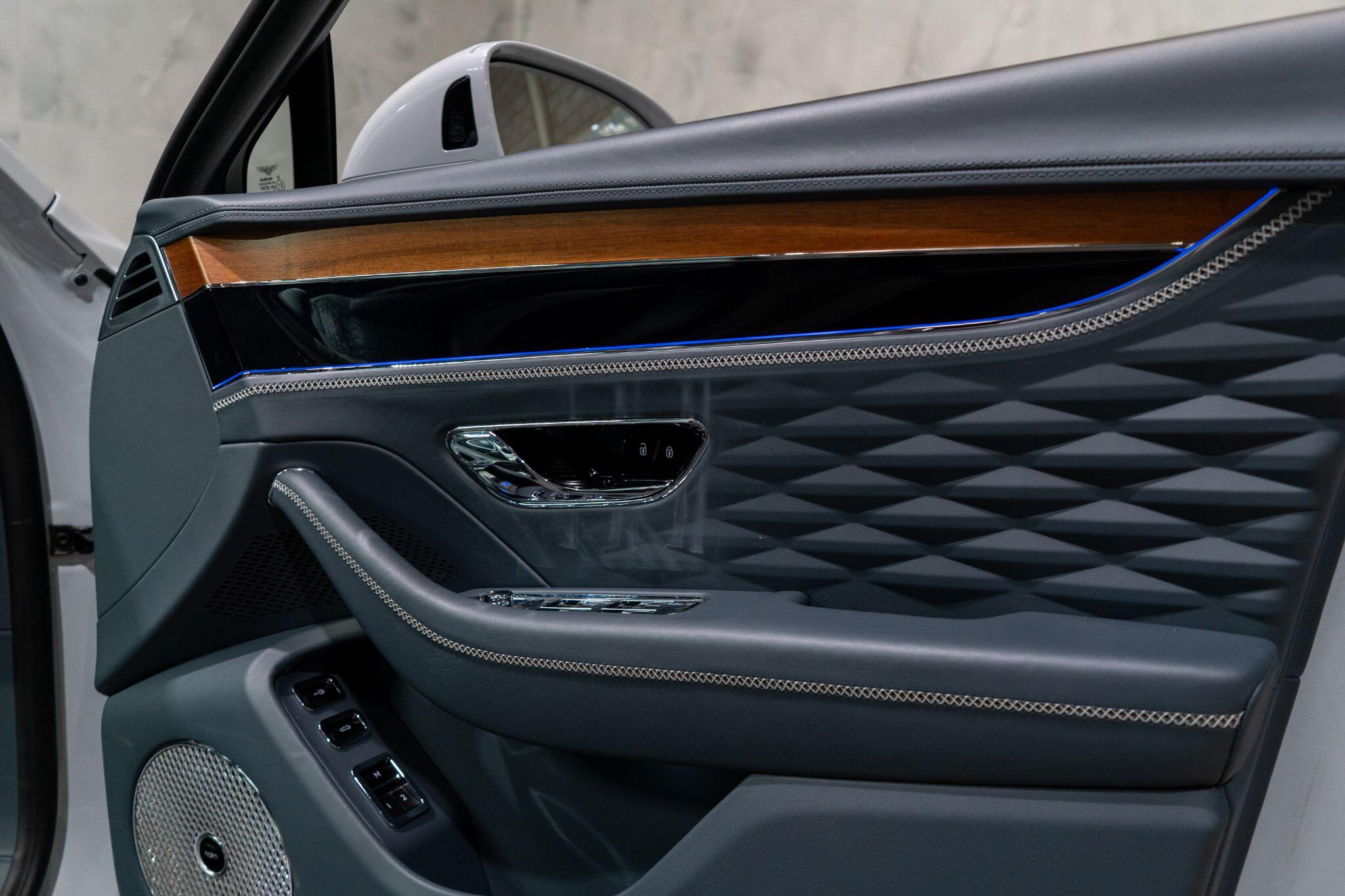 Bentley Flying Spur view 38