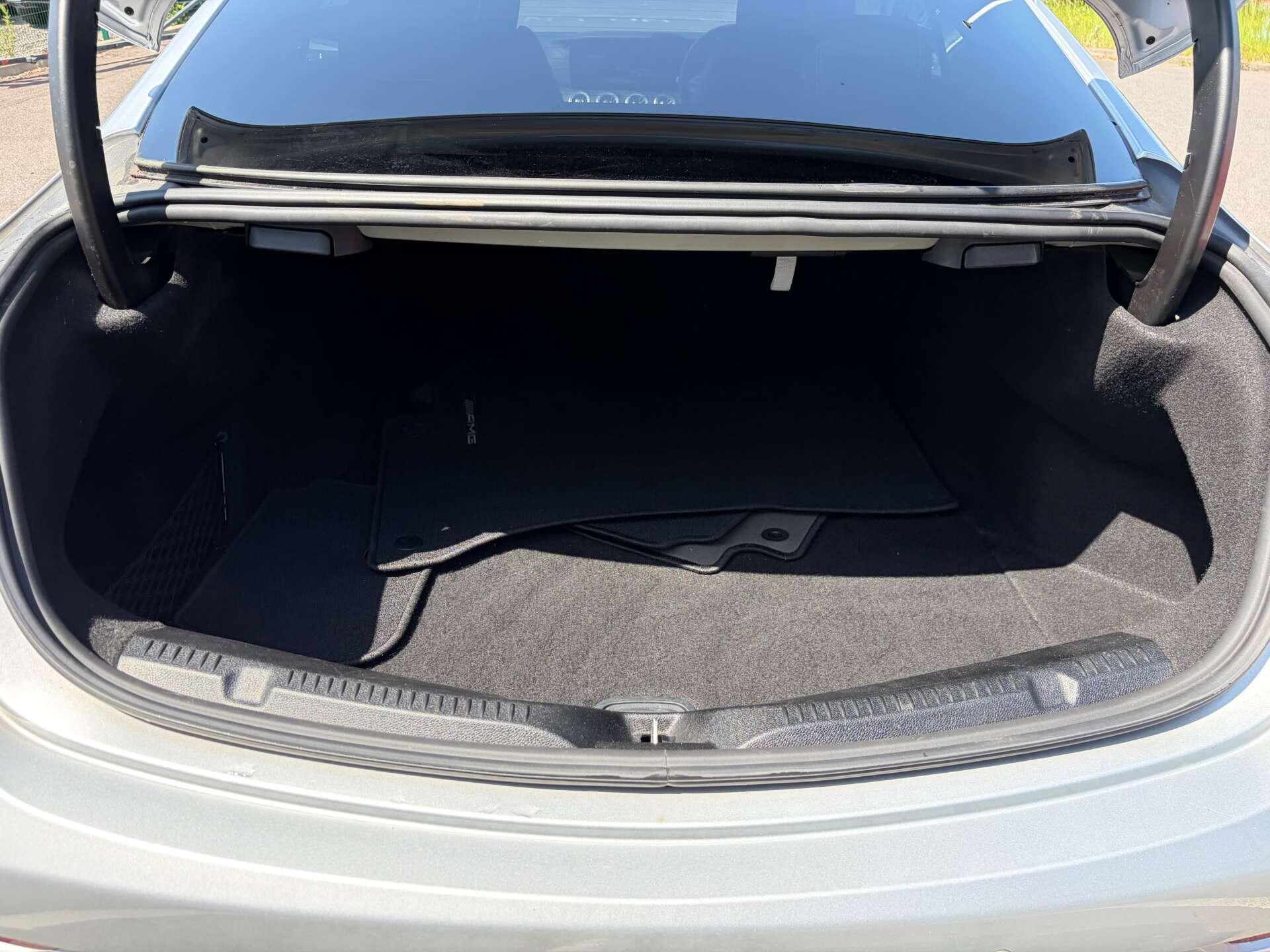 Mercedes-Benz E Class view 23