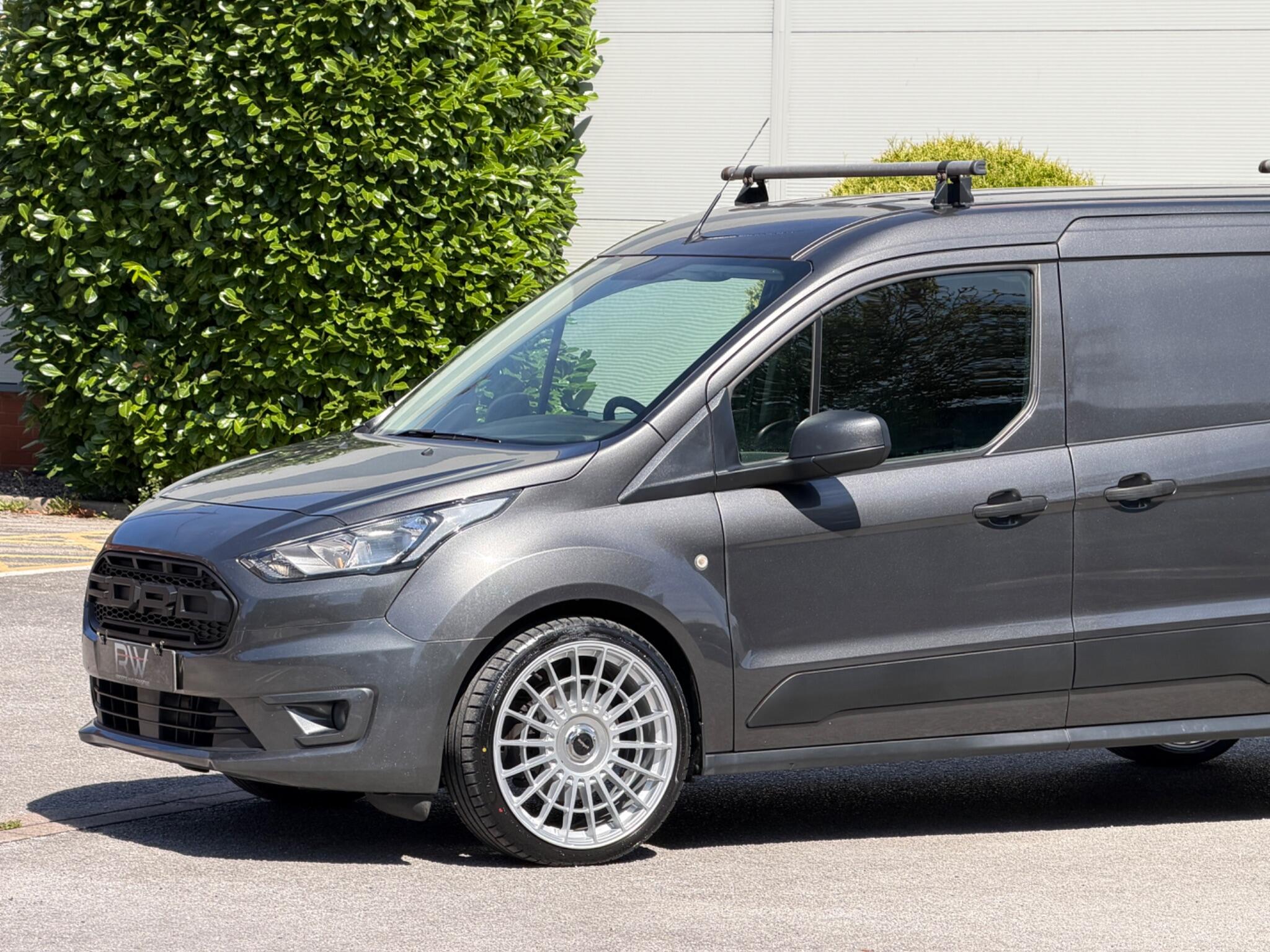 Ford Transit Connect view 15