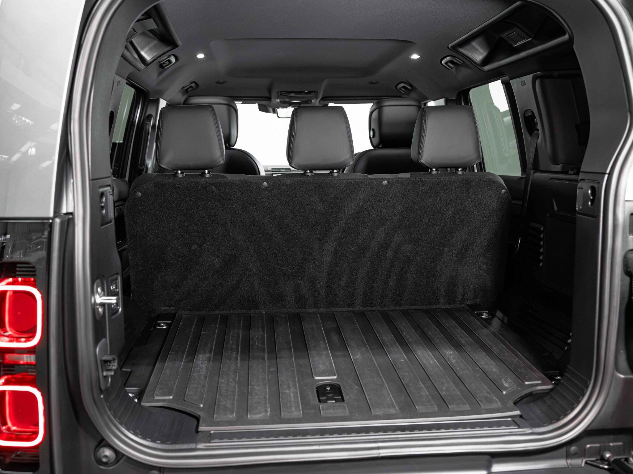 Land Rover Defender 110 view 29