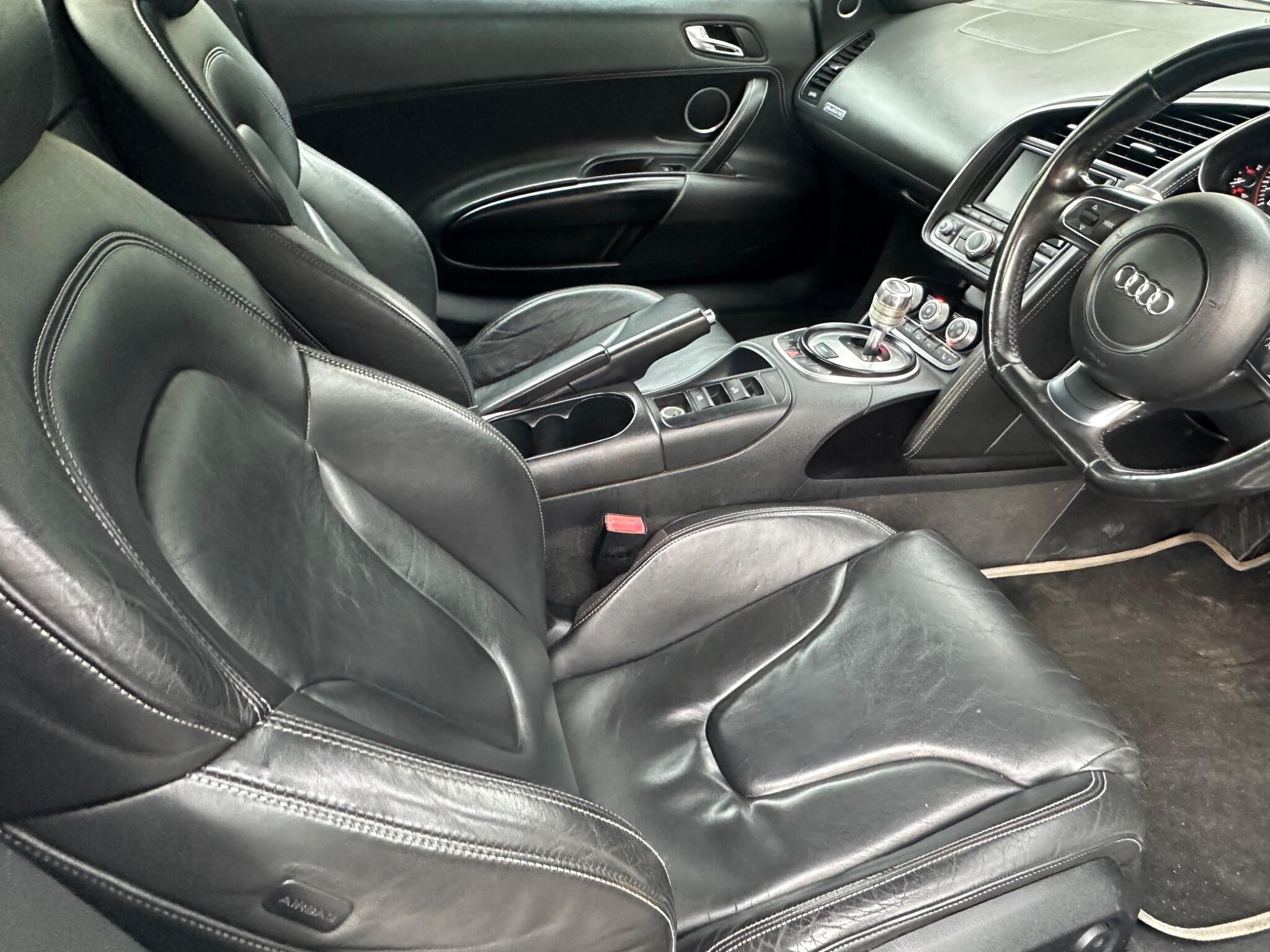 Audi R8 view 14