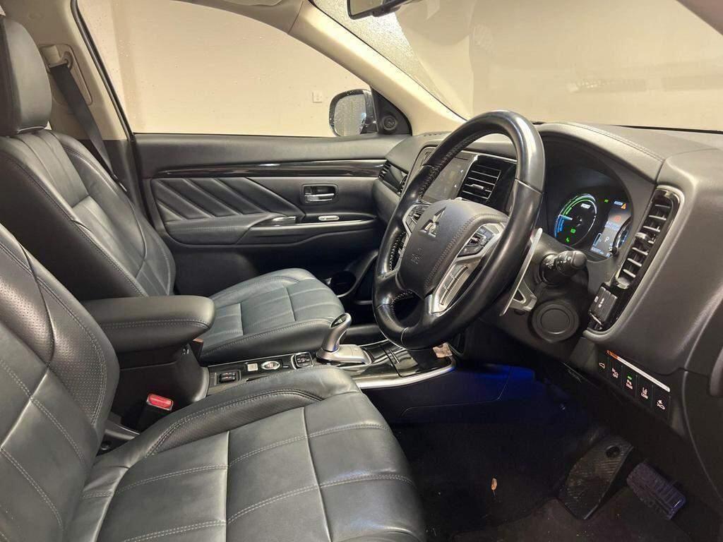Mitsubishi Outlander view 11