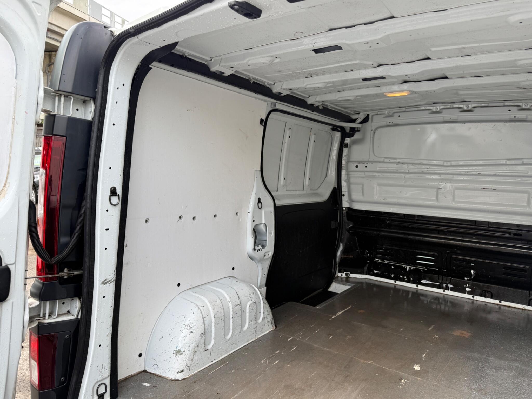 Vauxhall Vivaro - Image 33
