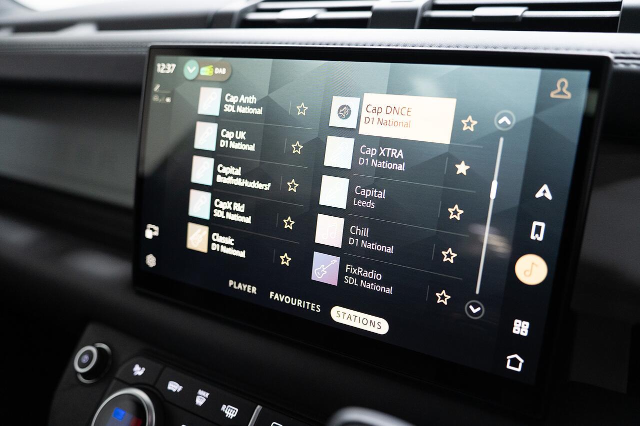 Land Rover Defender view 16