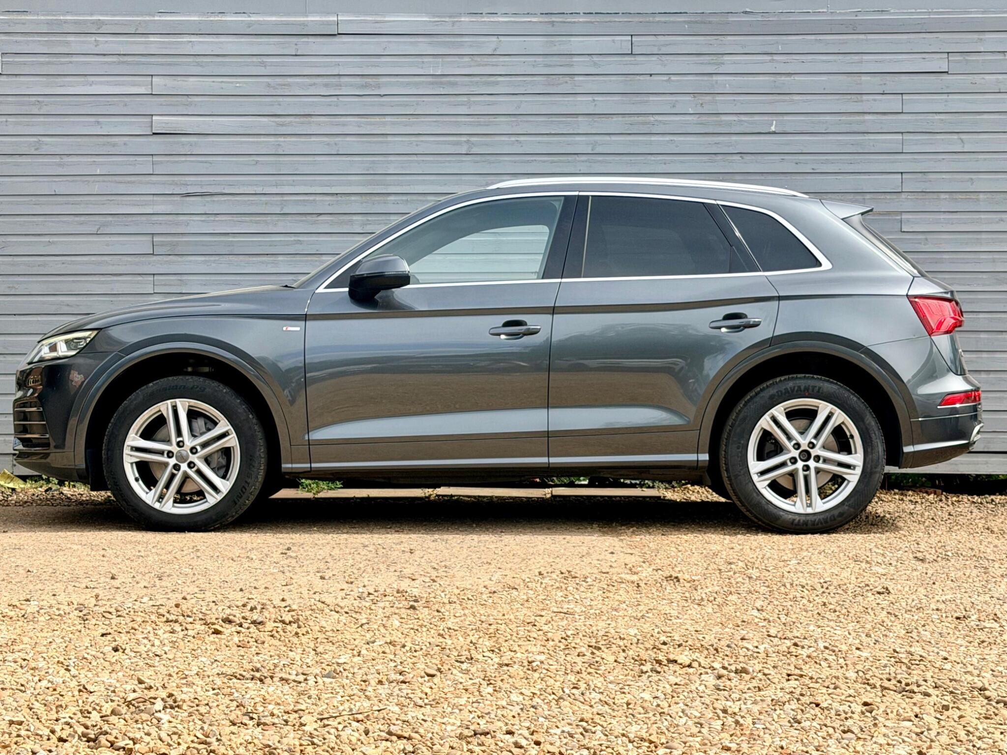 Audi Q5 view 10