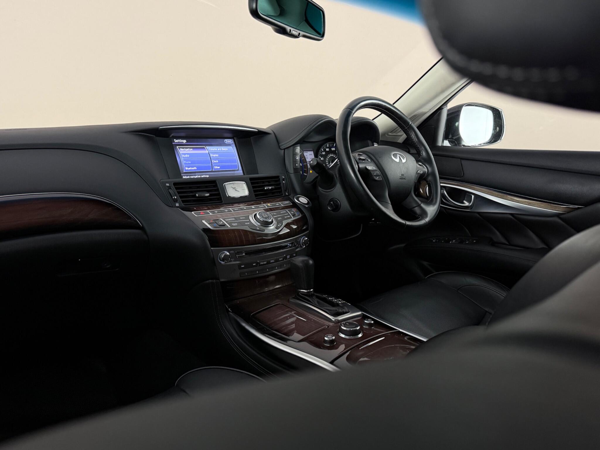 Infiniti Q70 view 31