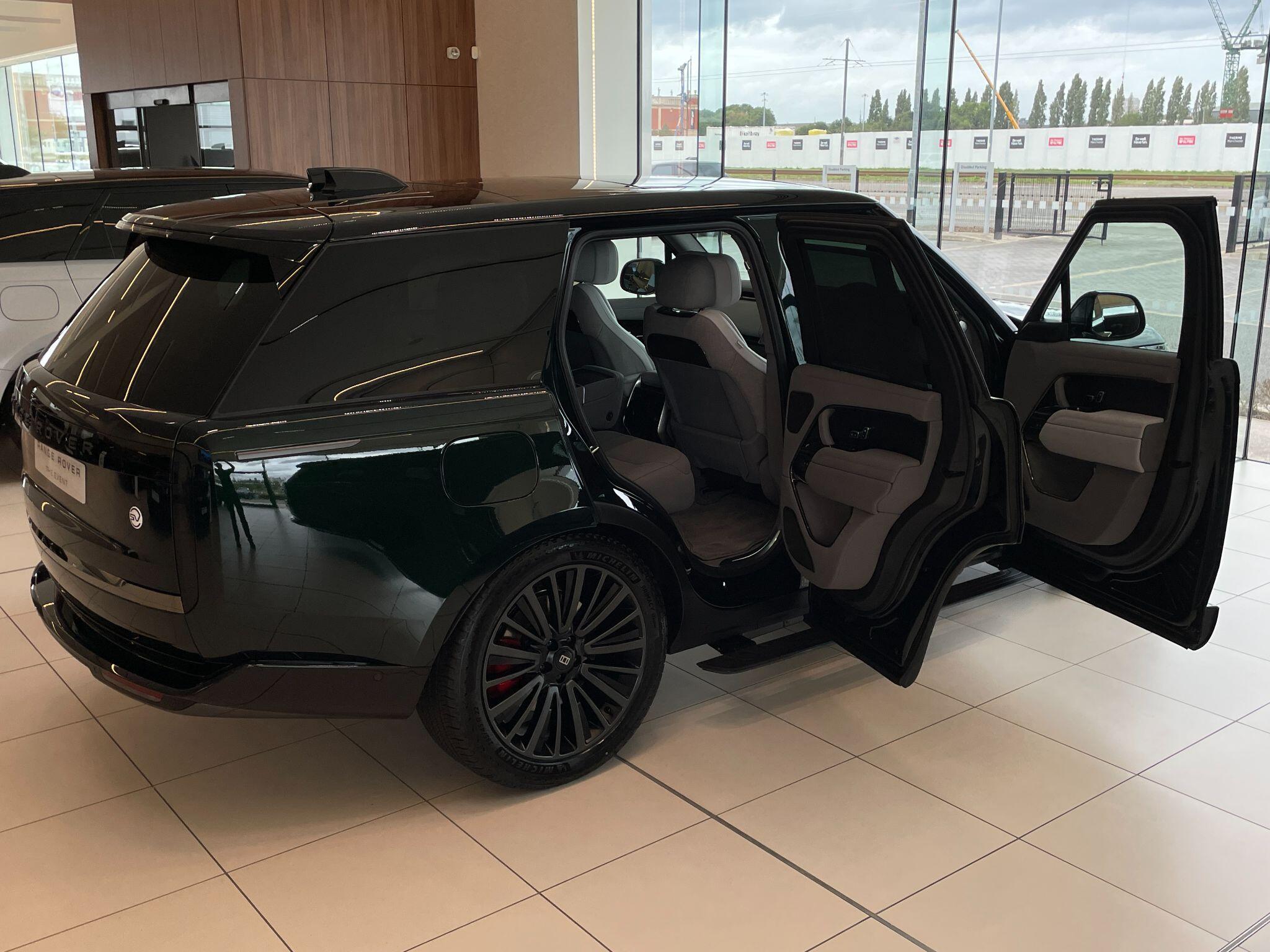 Land Rover Range Rover view 2