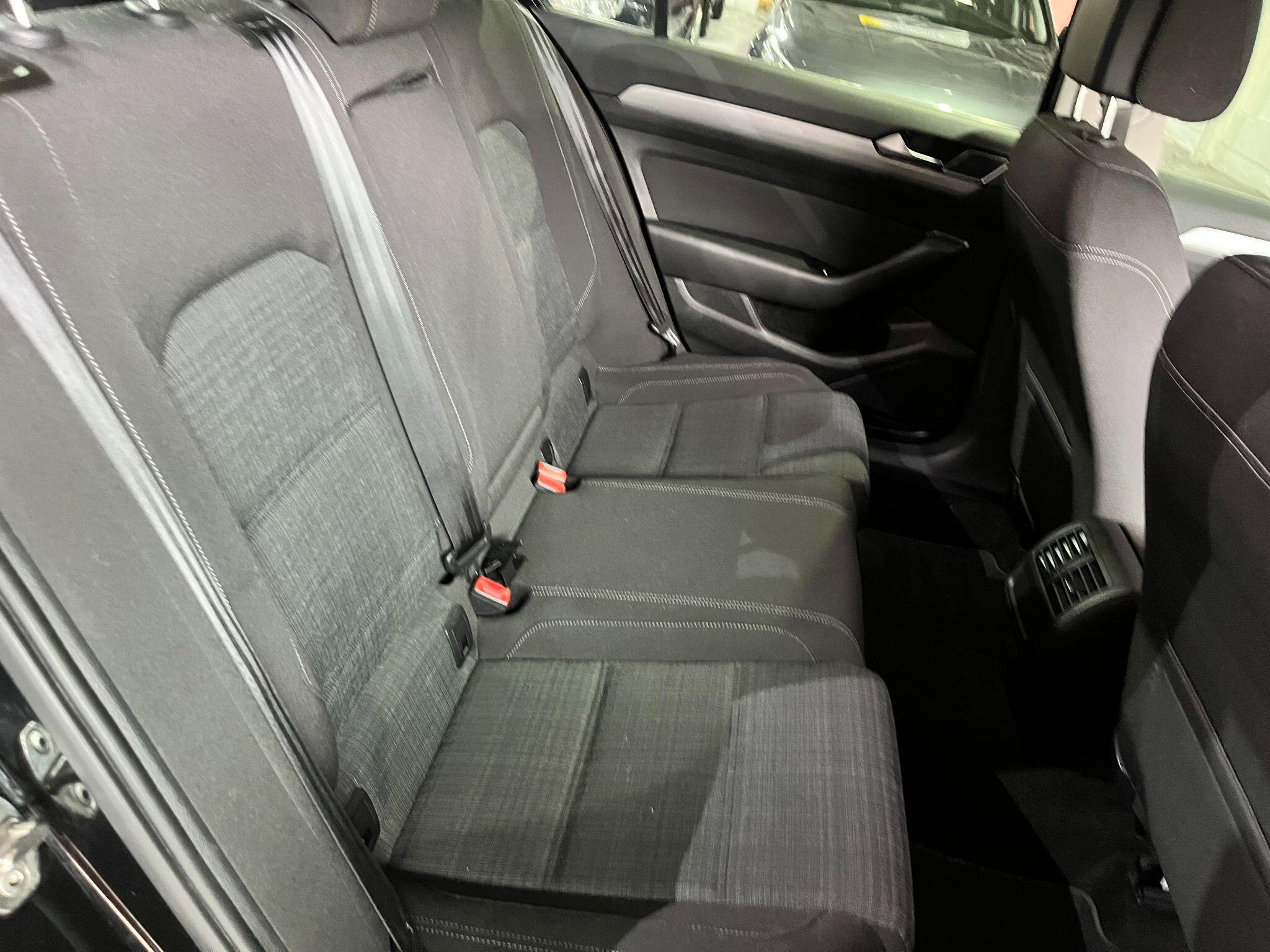 Volkswagen Passat view 19