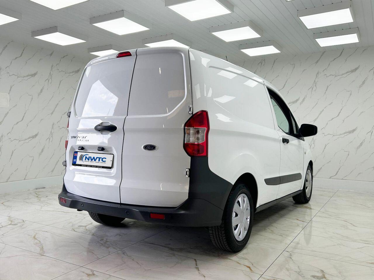 Ford Transit Courier view 12
