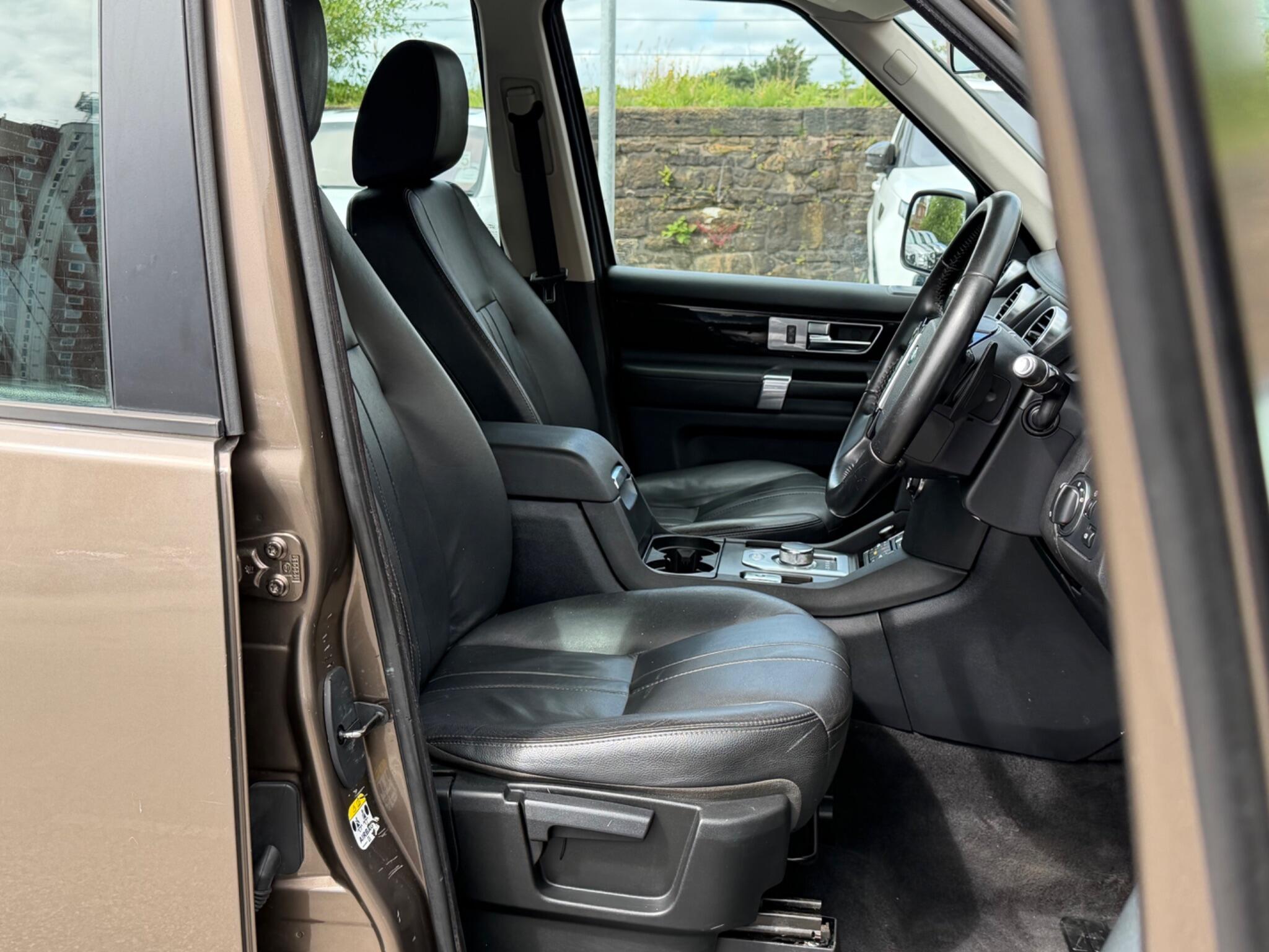 Land Rover Discovery view 13
