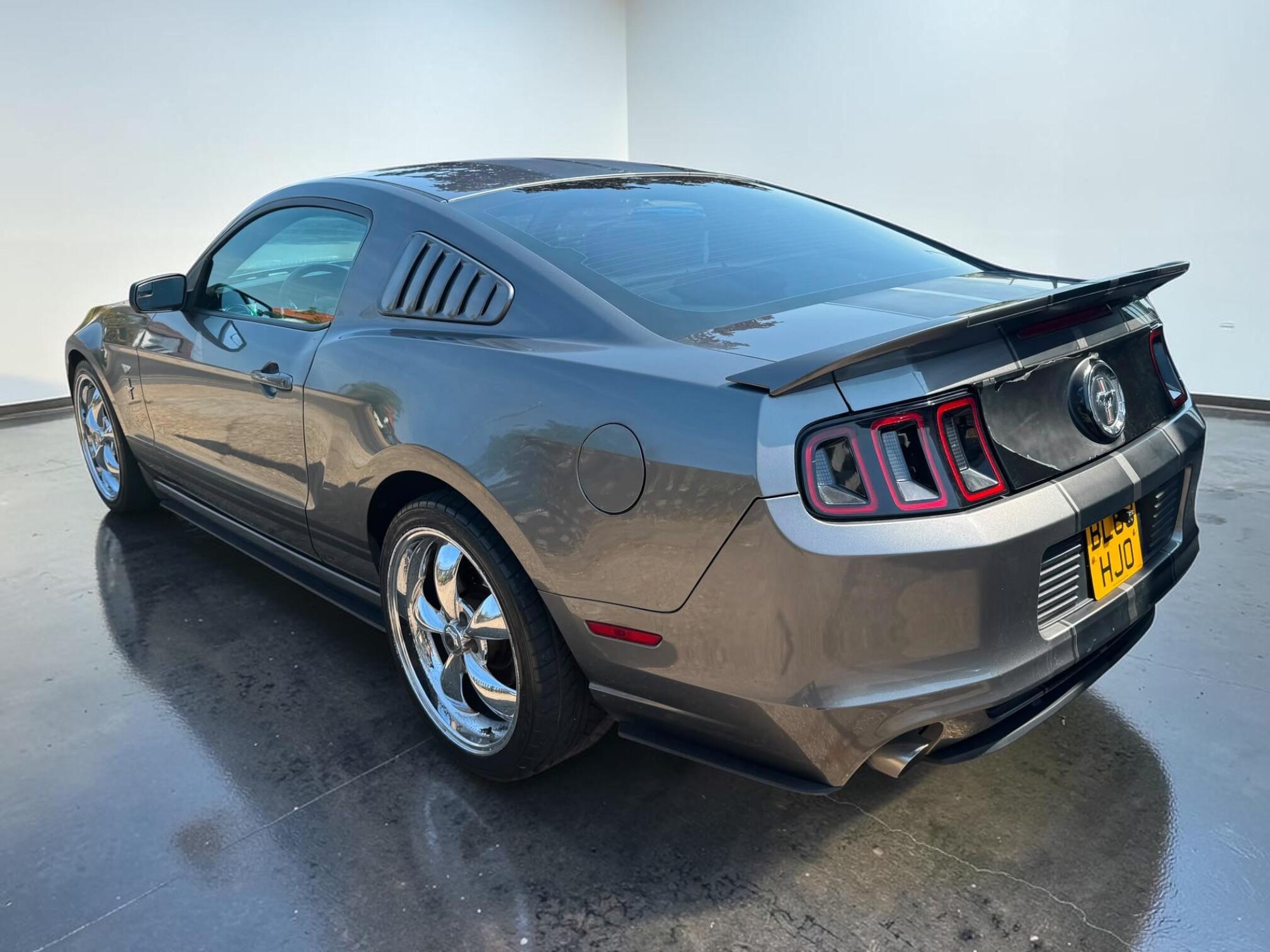 Ford Mustang view 4