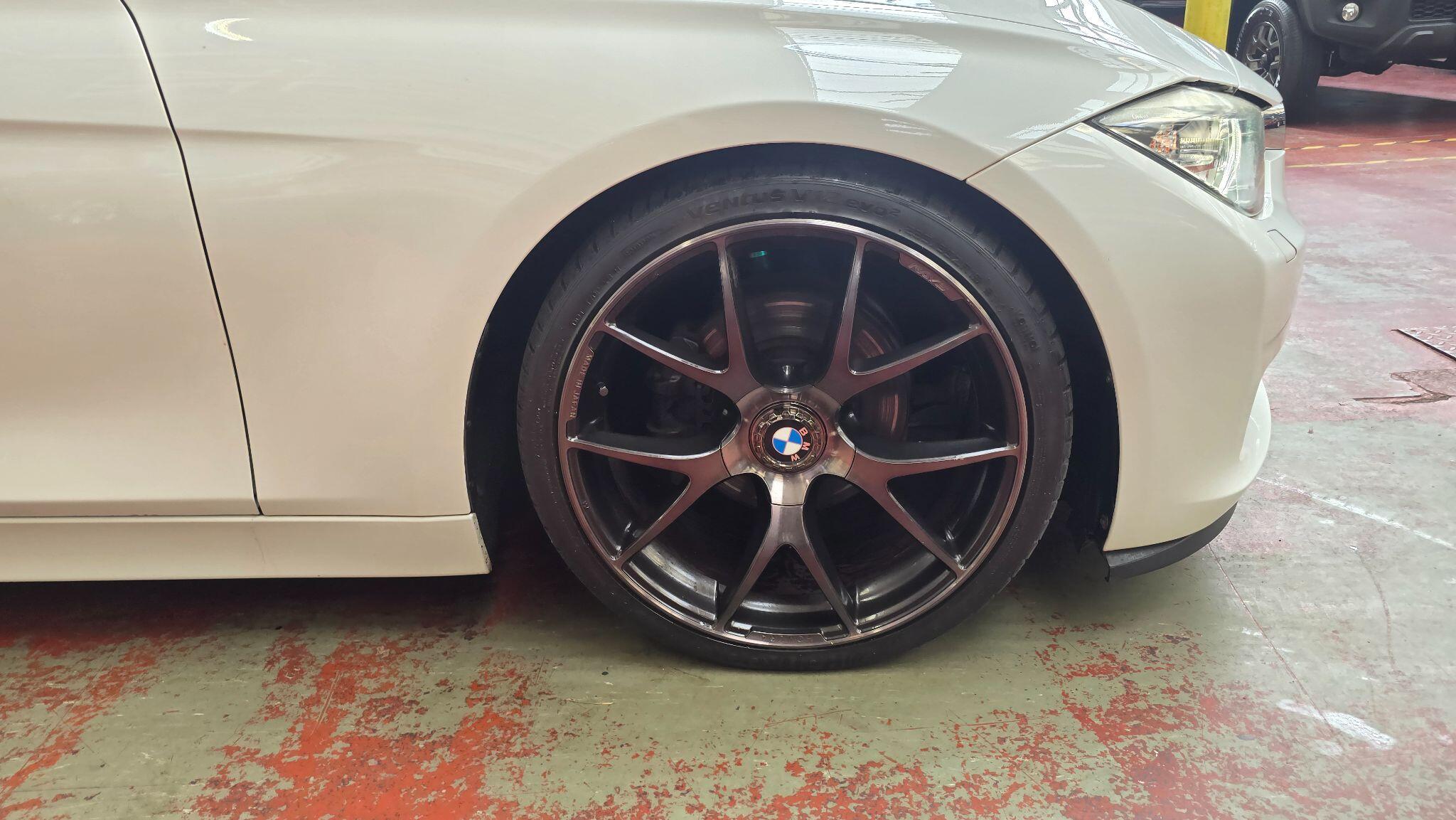 BMW 3 Series view 32