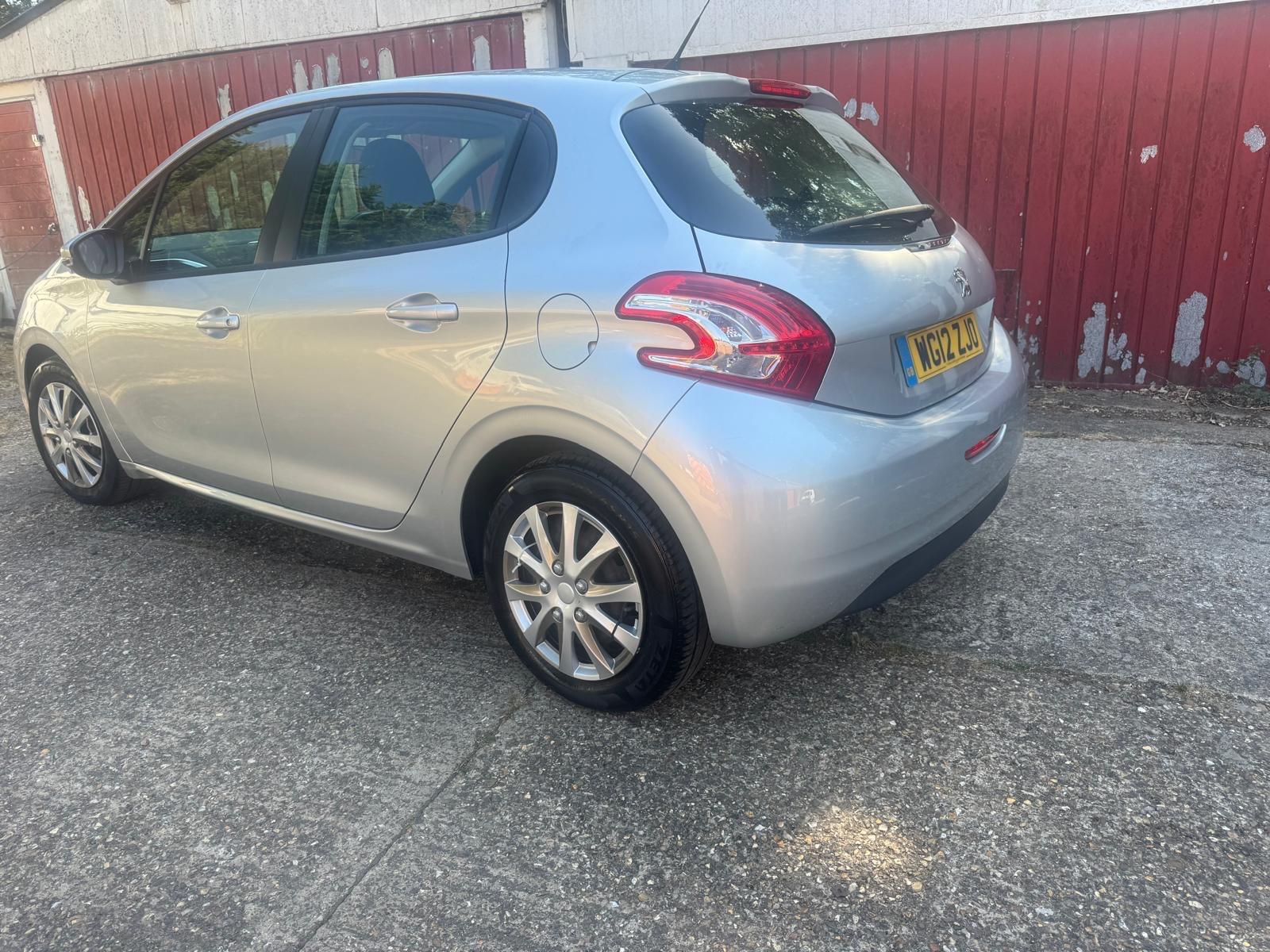 Peugeot 208 view 4