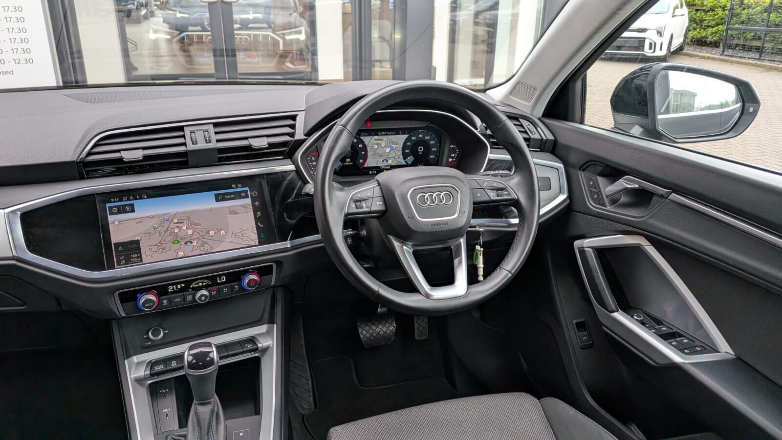 Audi Q3 view 13