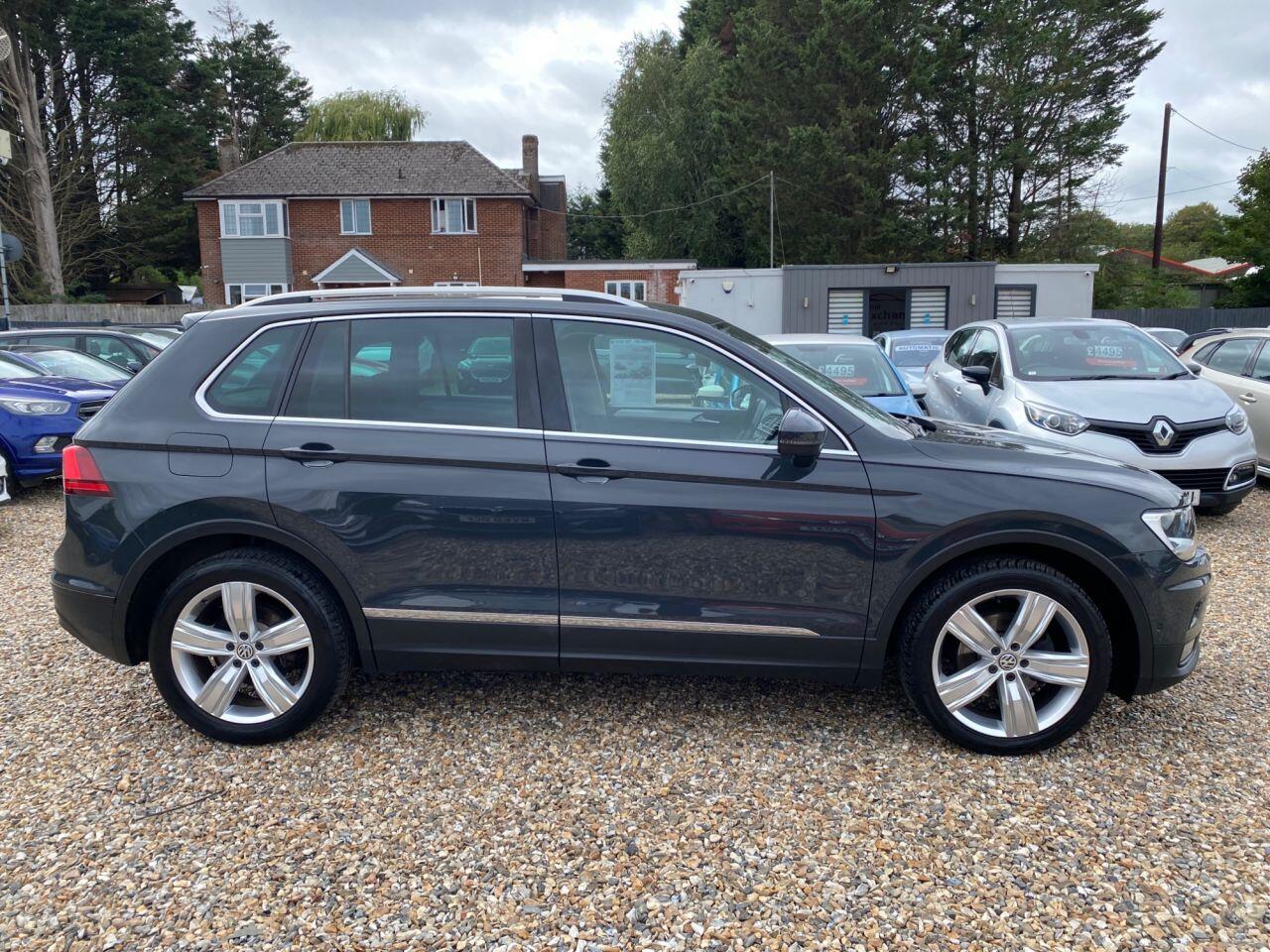 Volkswagen Tiguan view 3