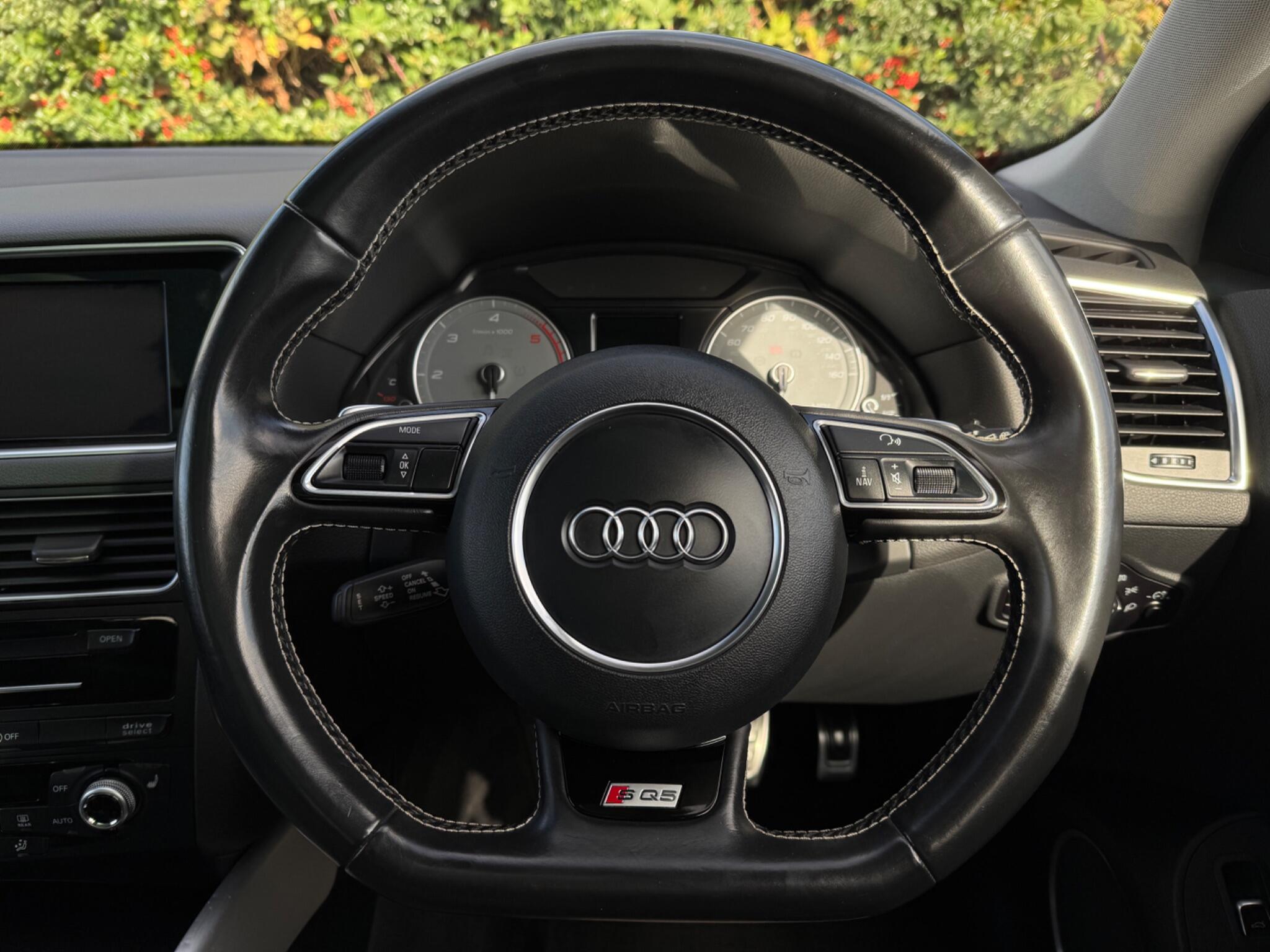 Audi SQ5 view 25