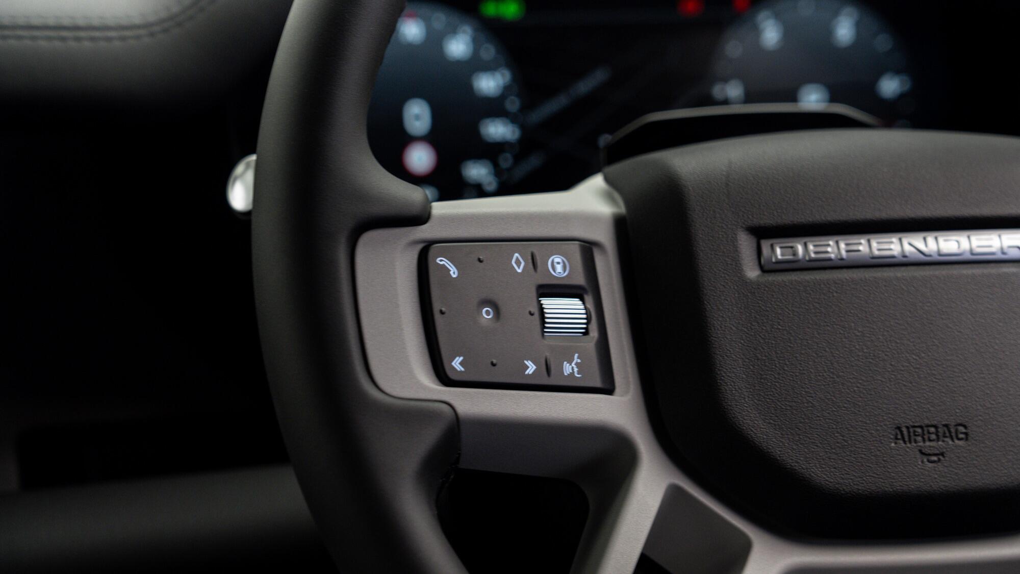 Land Rover Defender 90 view 10