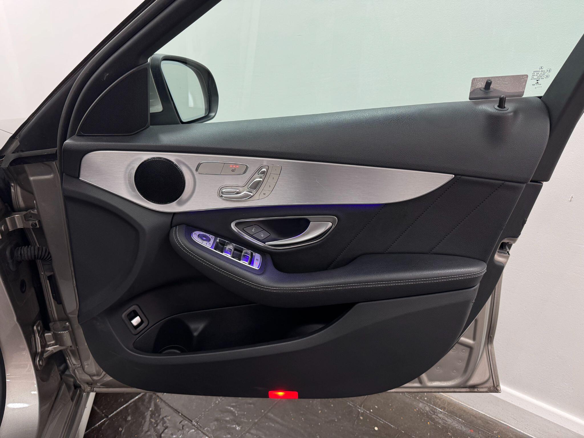 Mercedes-Benz C-Class view 26