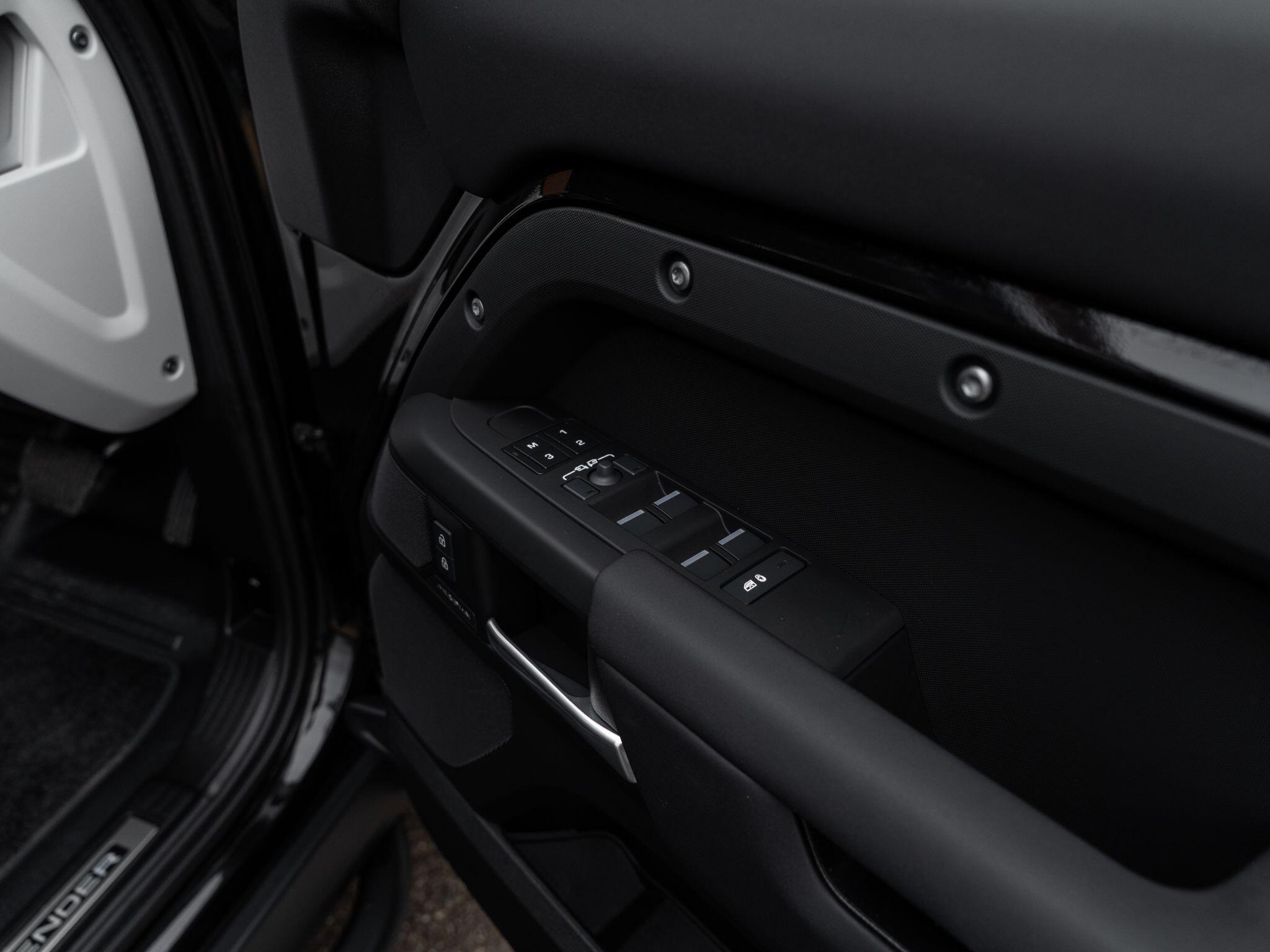 Land Rover Defender 110 view 52