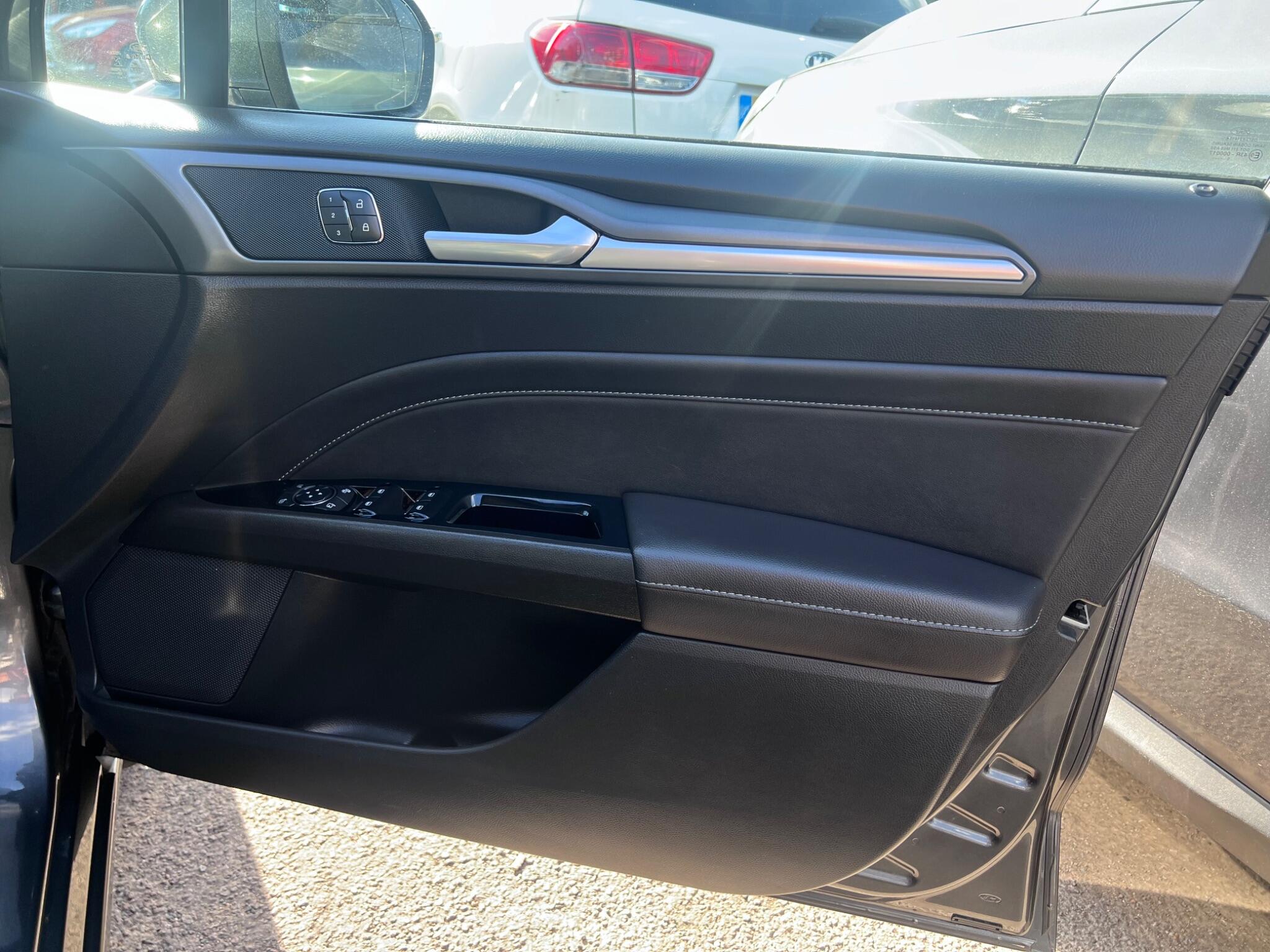 Ford Mondeo view 16