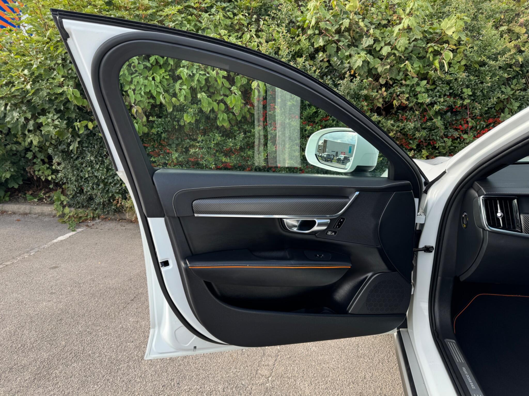 Volvo V90 Cross Country view 37