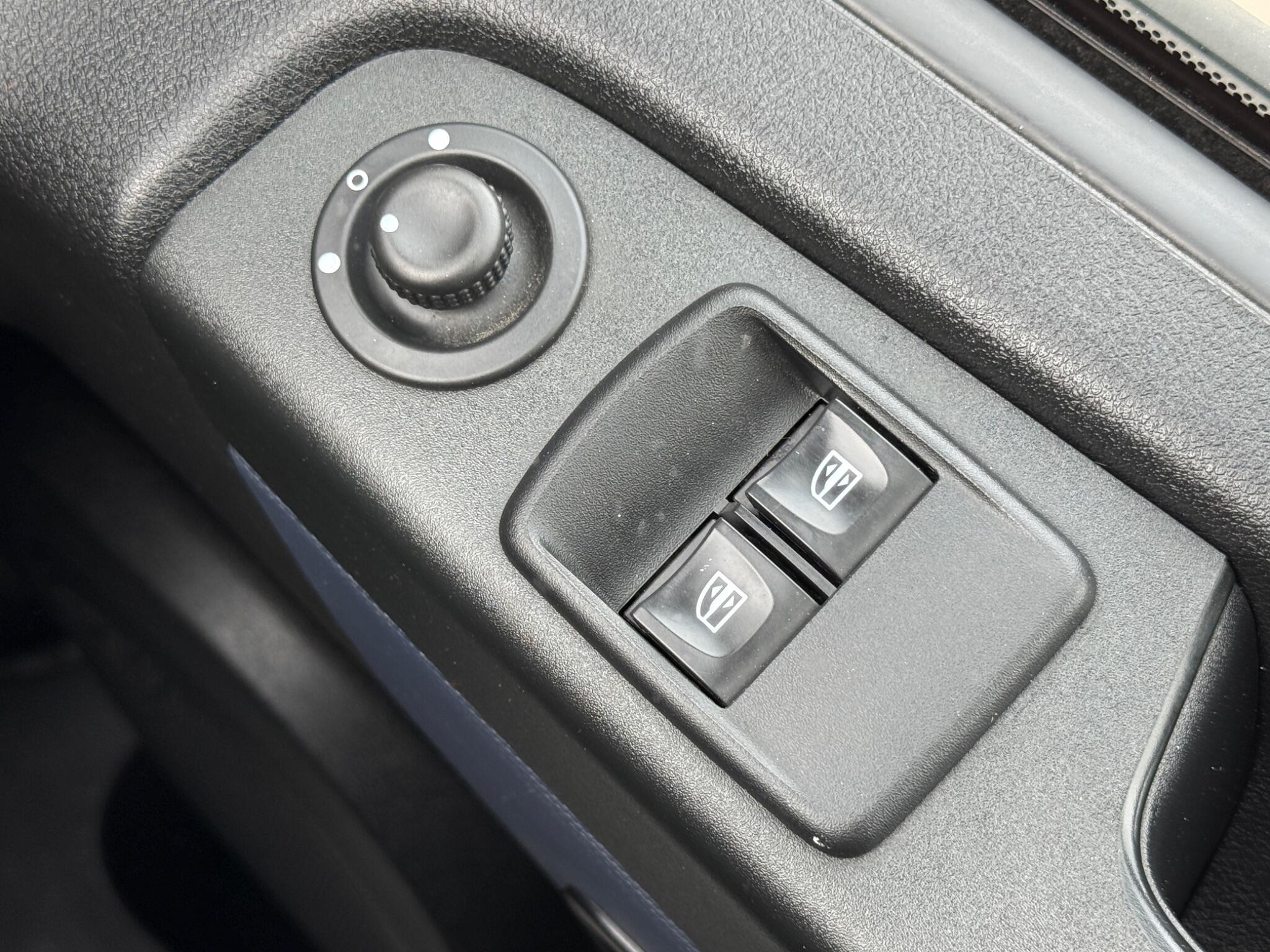 Vauxhall Vivaro - Image 64