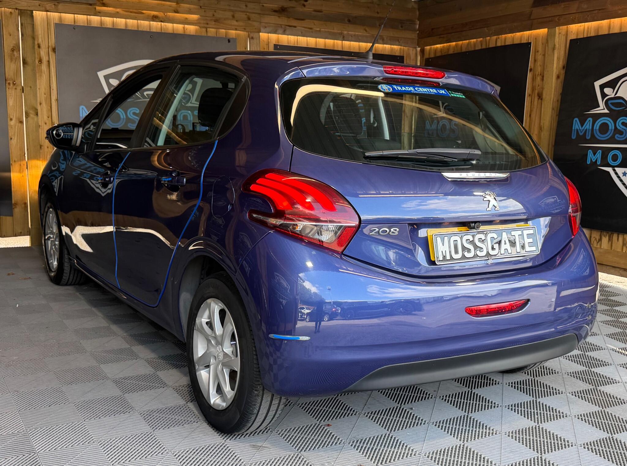 Peugeot 208 view 9