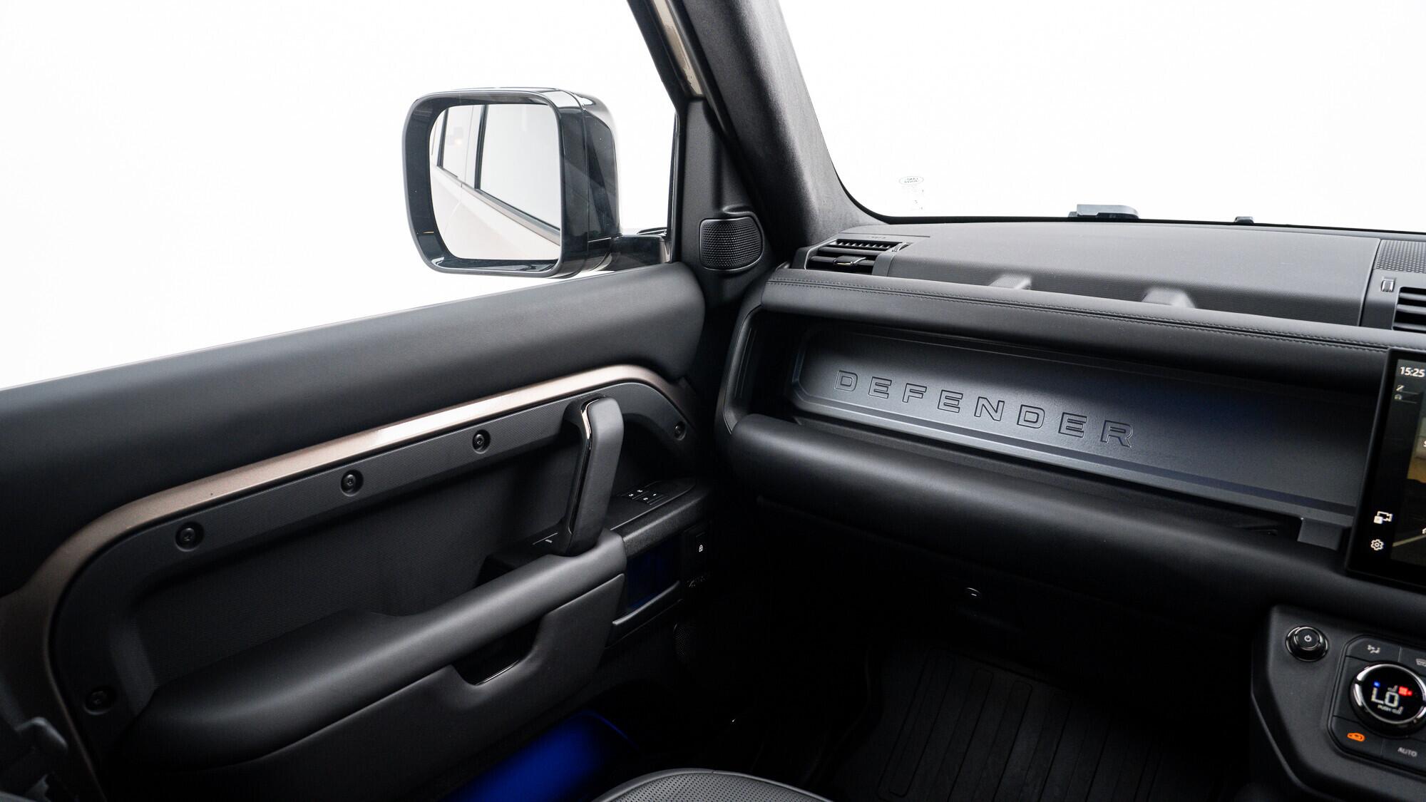 Land Rover Defender 110 view 40
